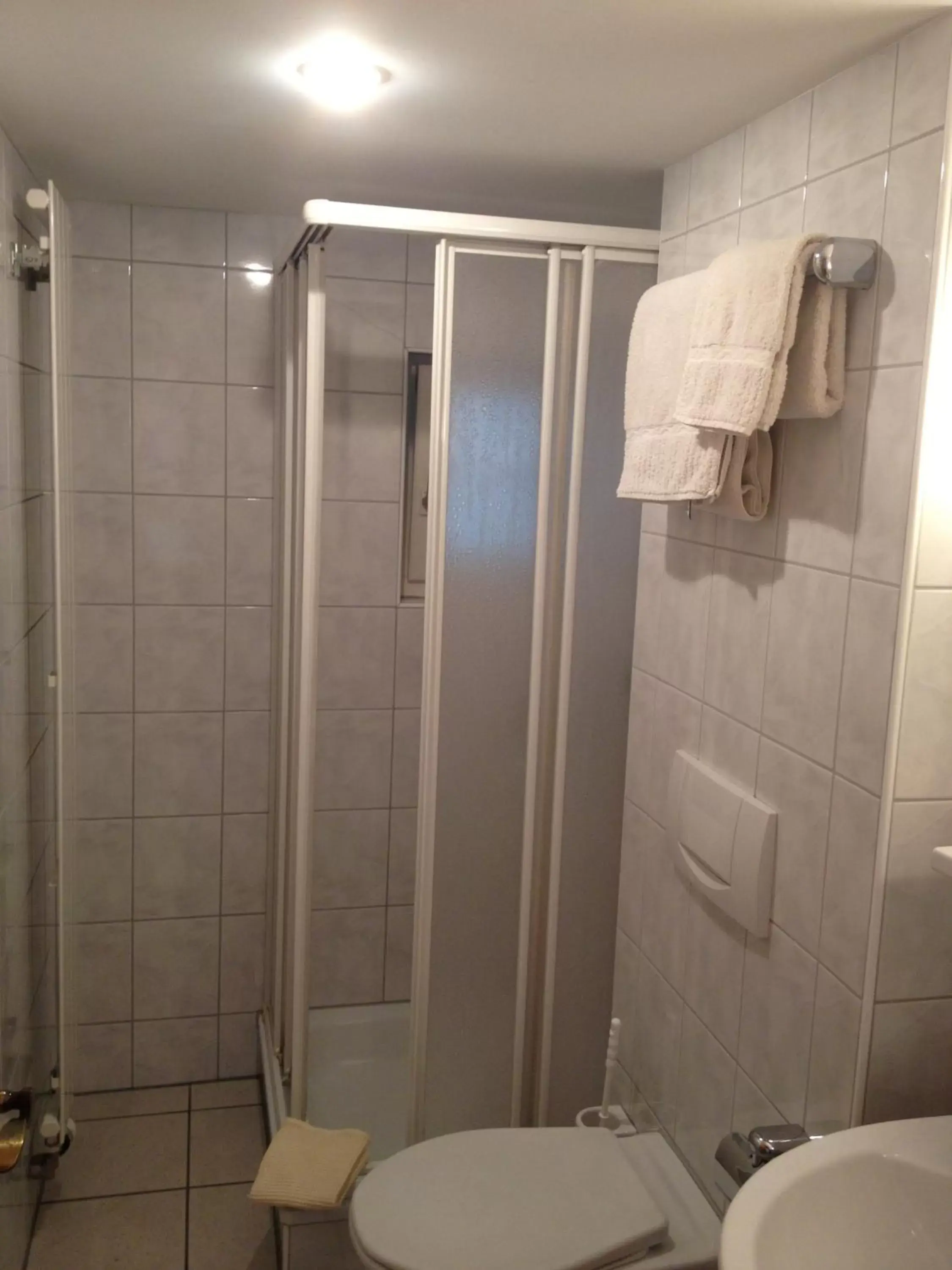 Shower, Bathroom in Café-Conditorei Hotel Huber