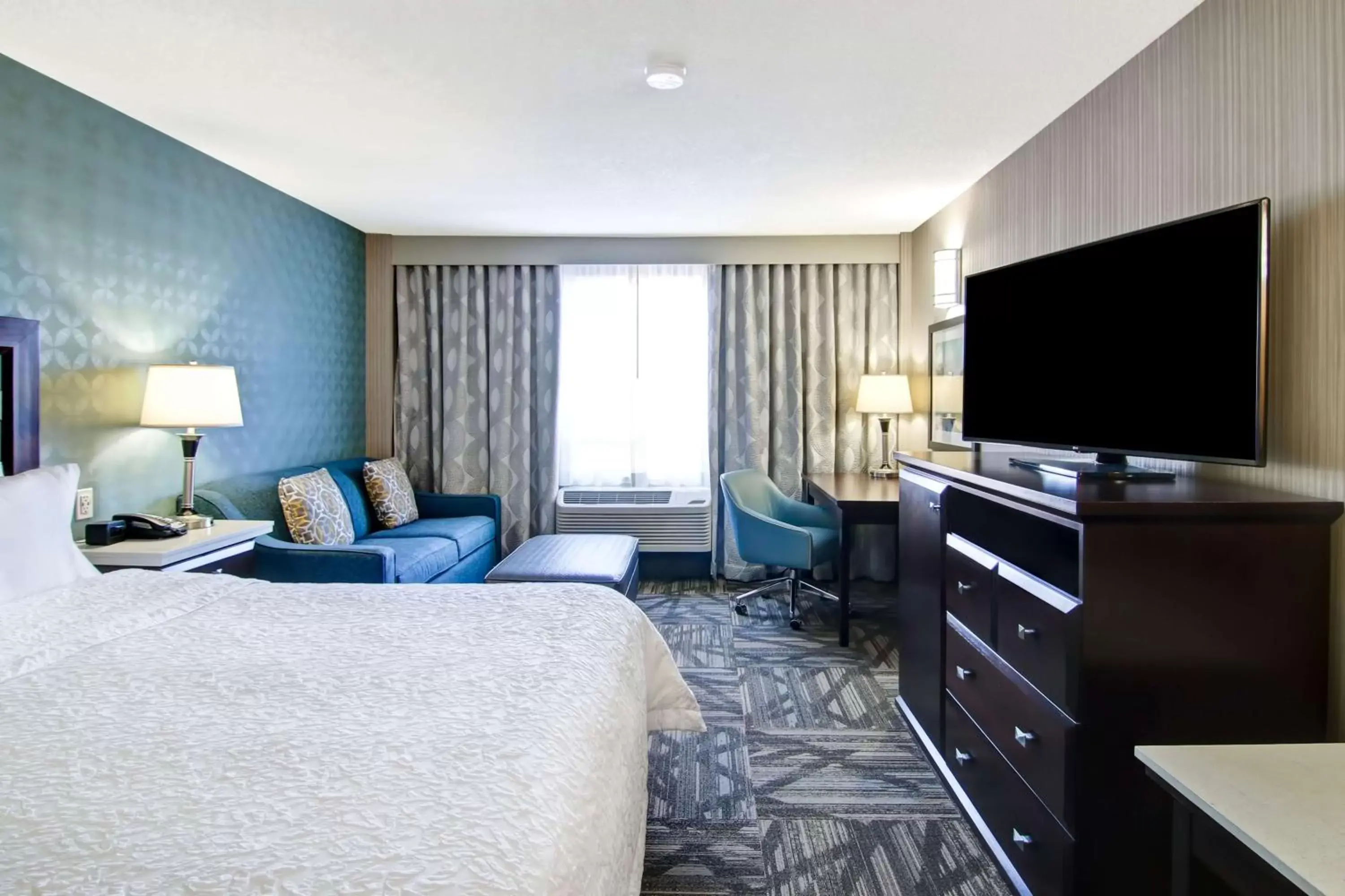 Bedroom, TV/Entertainment Center in Hampton Inn & Suites by Hilton Calgary-Airport