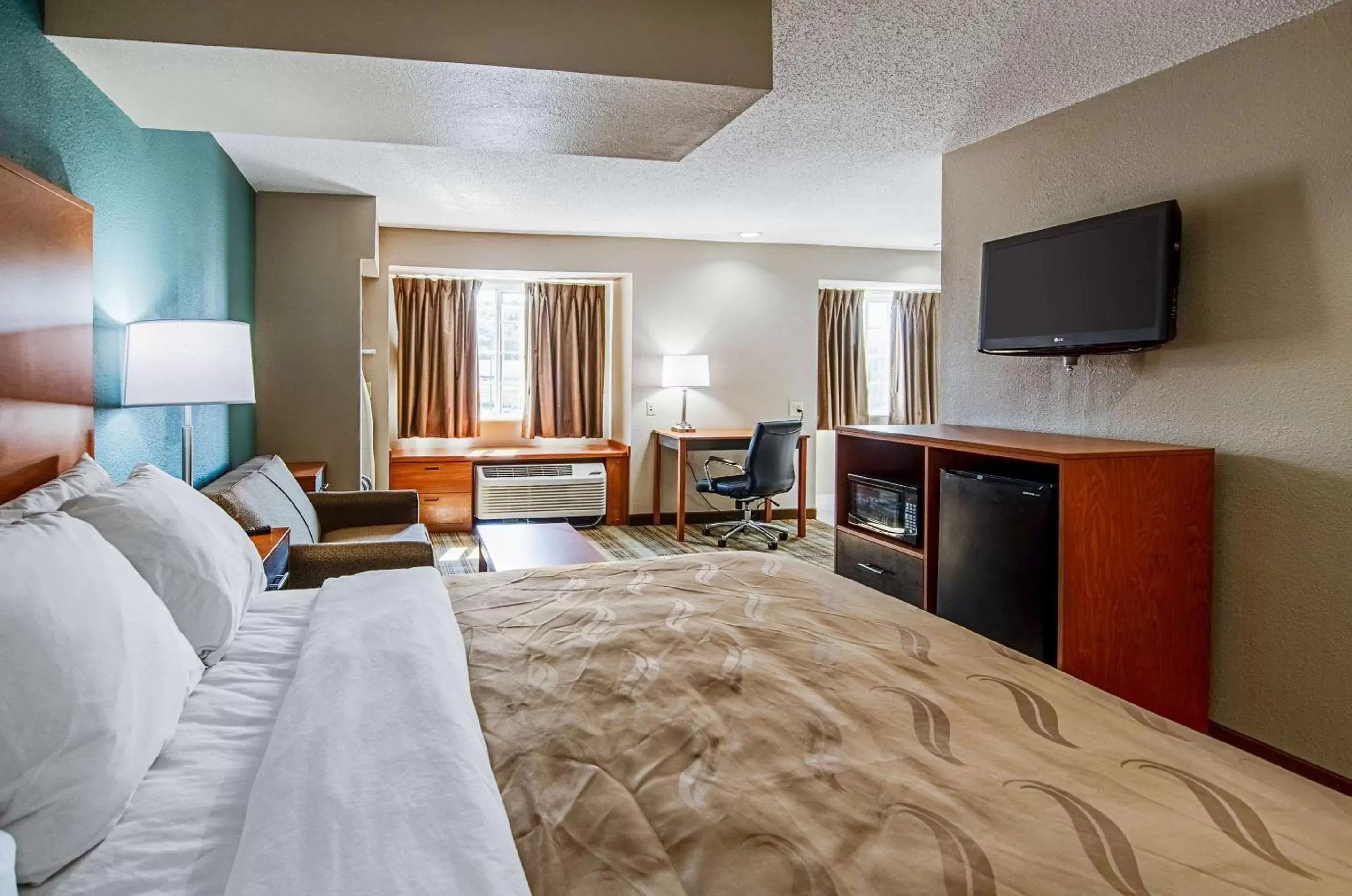 Bedroom, TV/Entertainment Center in Quality Inn & Suites I-81 Exit 7
