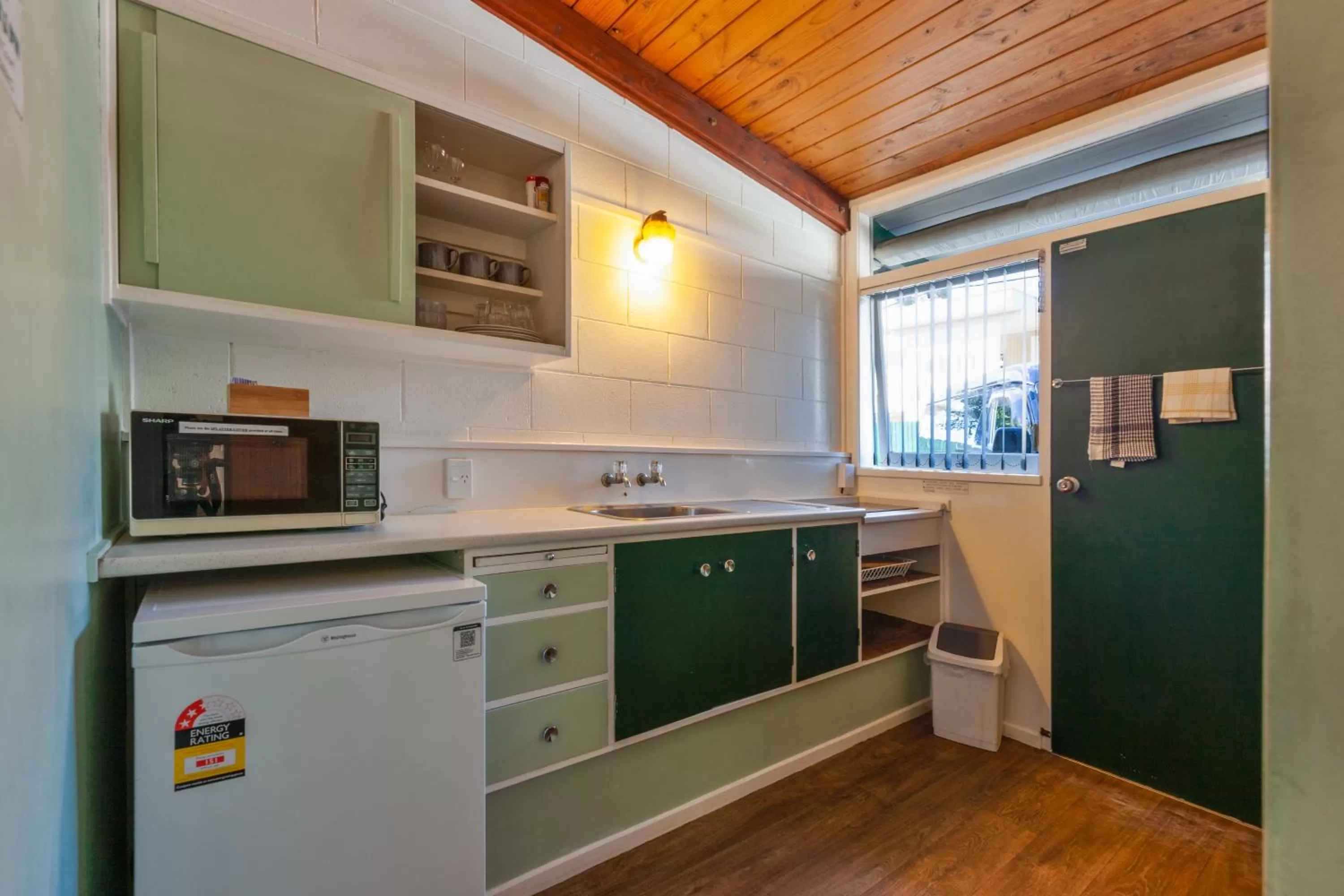 Kitchen or kitchenette in Aaryn Court Motel