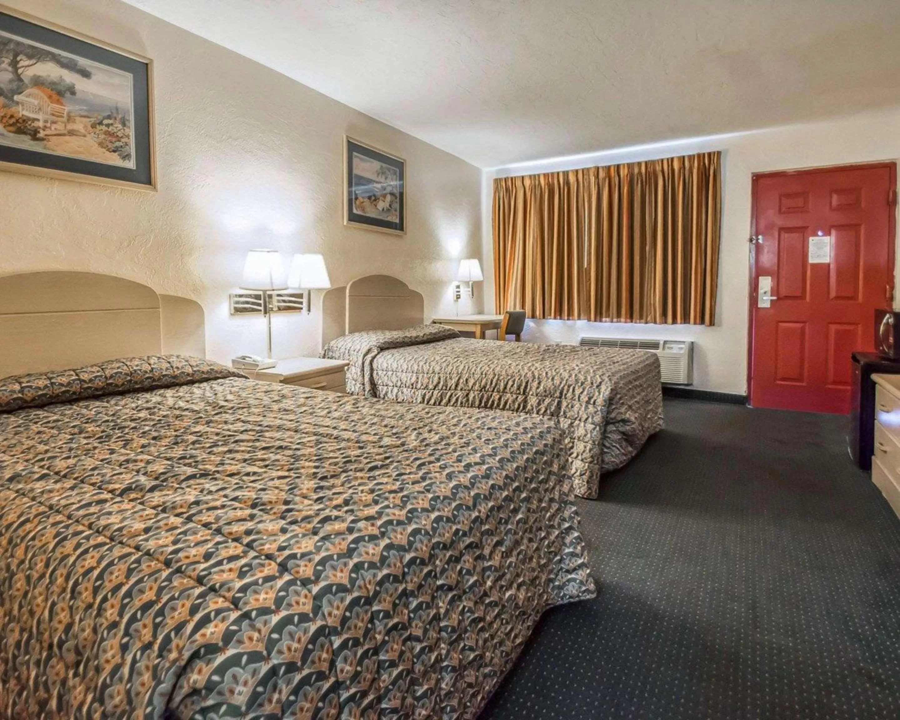 Photo of the whole room, Bed in Rodeway Inn Gainesville - University Area