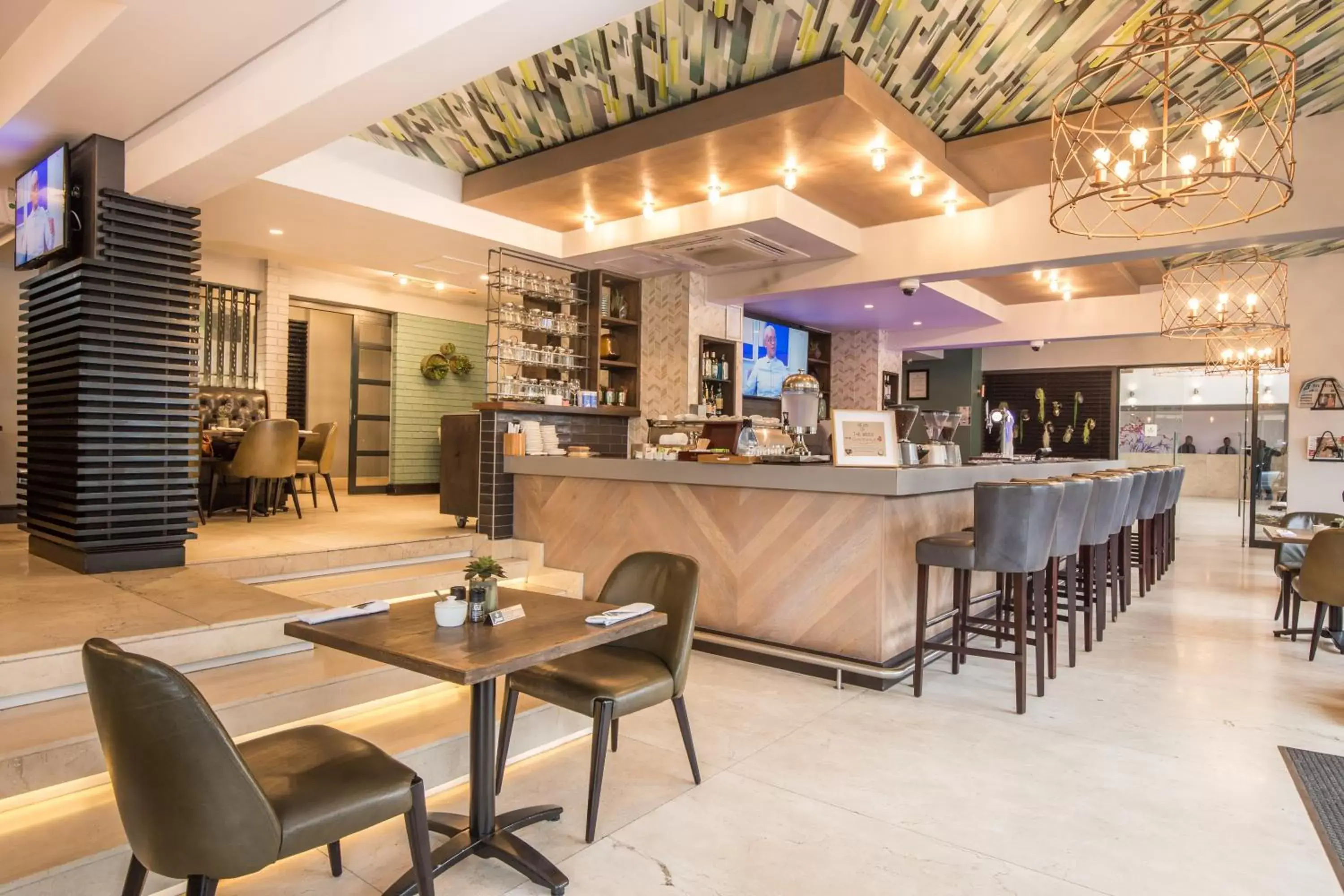 Lounge or bar, Restaurant/Places to Eat in Belaire Suites Hotel