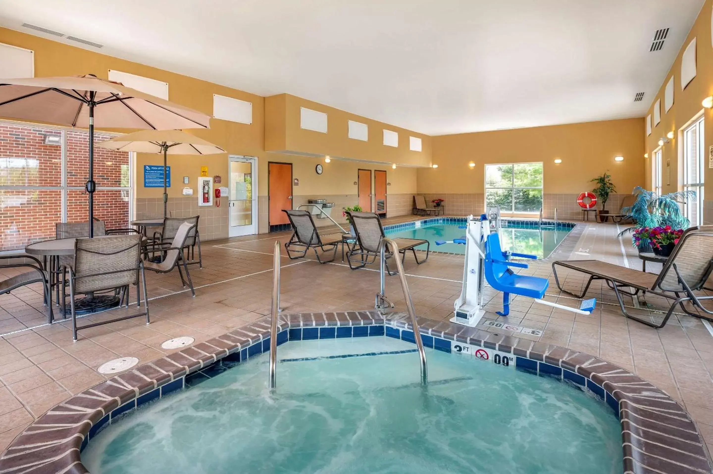 Activities, Swimming Pool in Comfort Suites Urbana Champaign, University Area