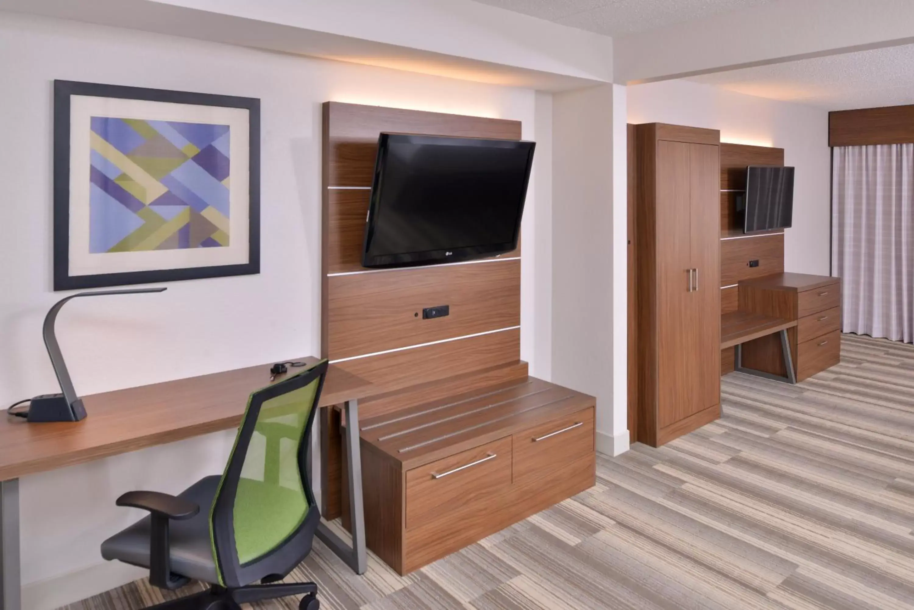 Bedroom, TV/Entertainment Center in Holiday Inn Express Hotel & Suites Indianapolis Dtn-Conv Ctr, an IHG Hotel