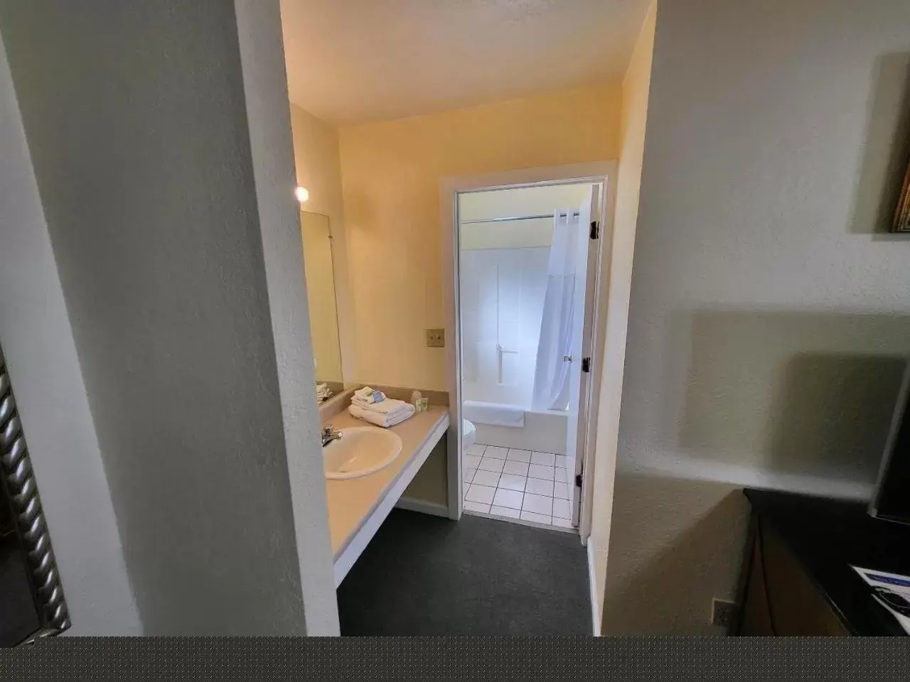 Shower, Bed in Rose's Motel Shower, Bed in Rose's Motel