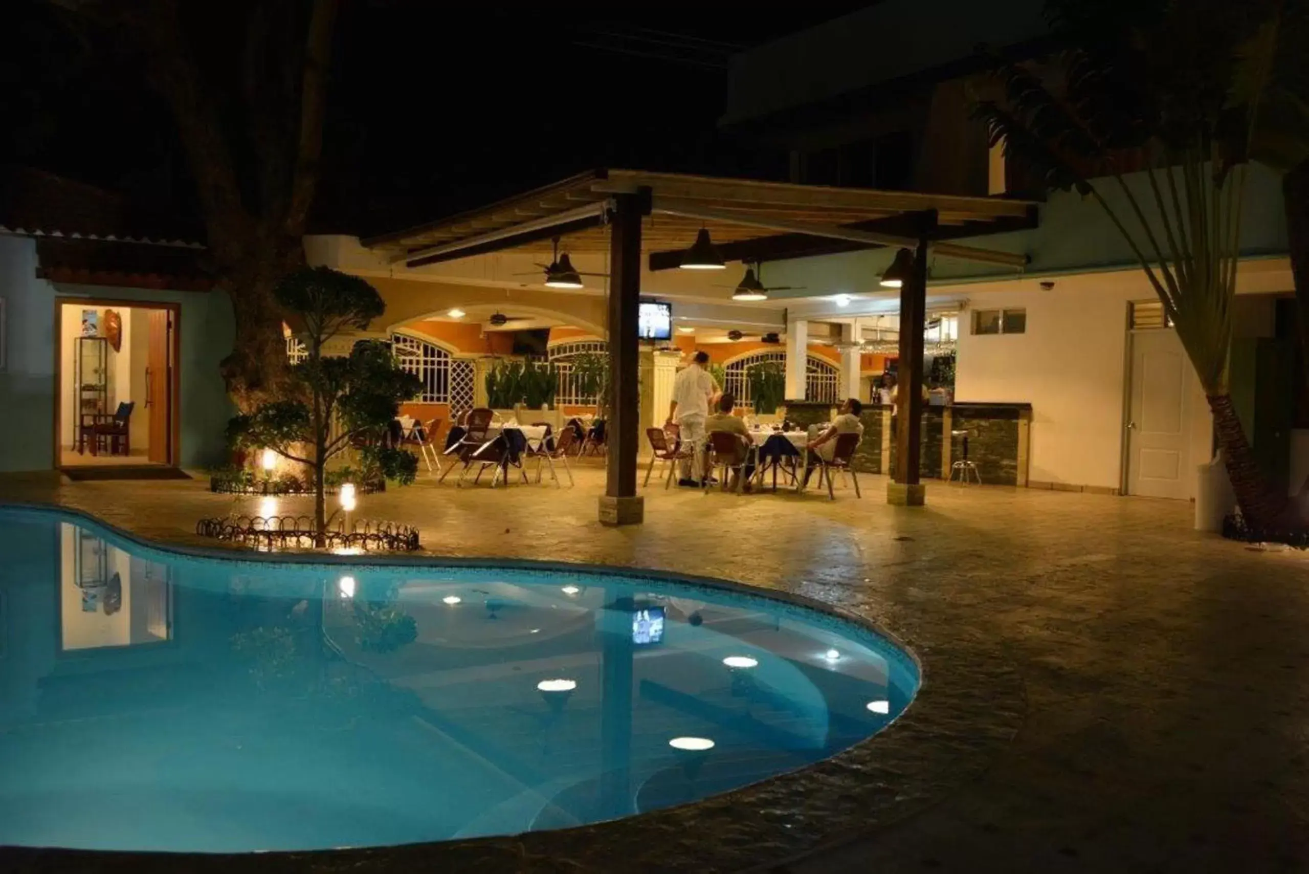 Night, Swimming Pool in New Garden Hotel