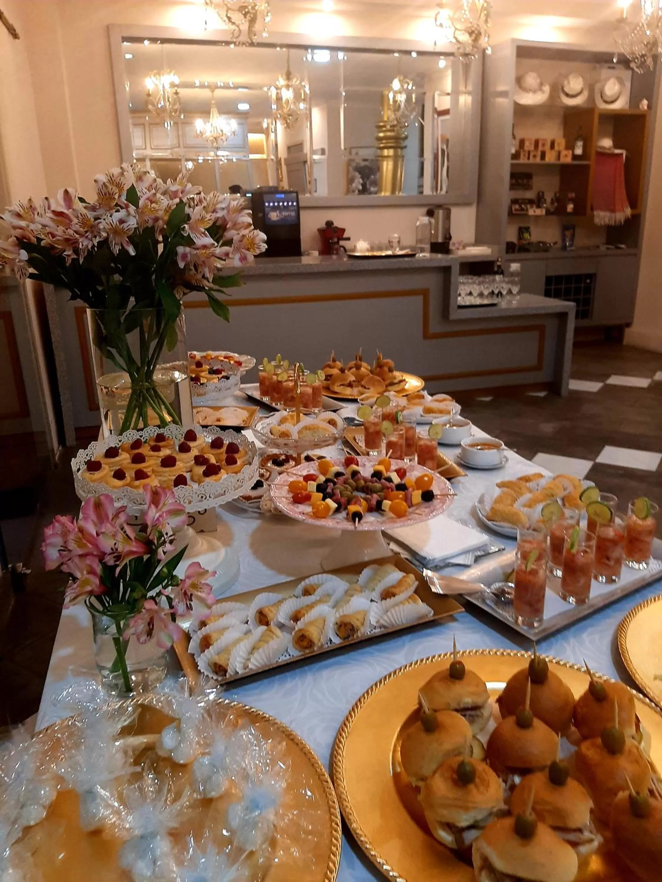 Restaurant/places to eat in Adamas House Hotel Boutique