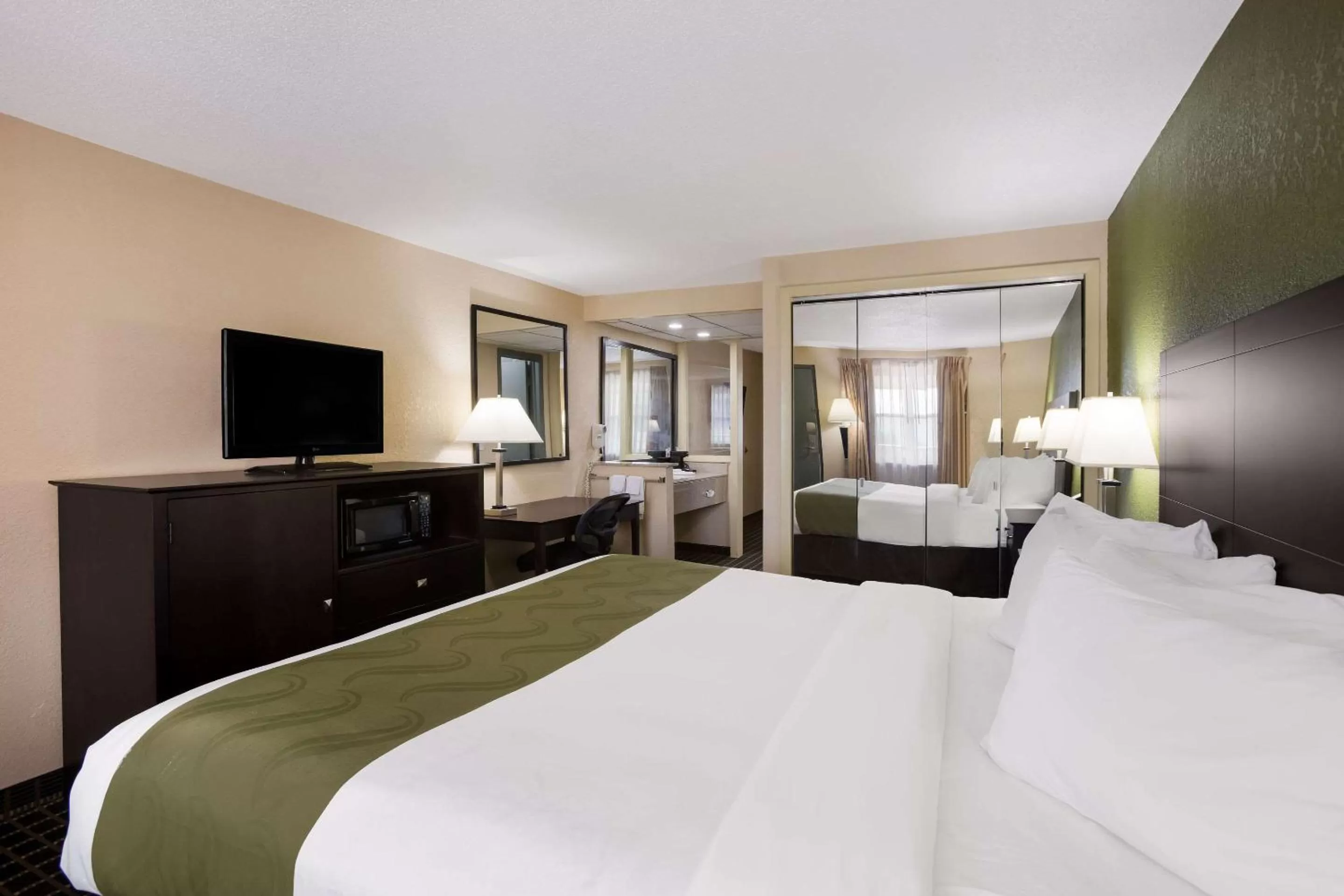 Bed in Quality Inn & Suites Big Rapids near University