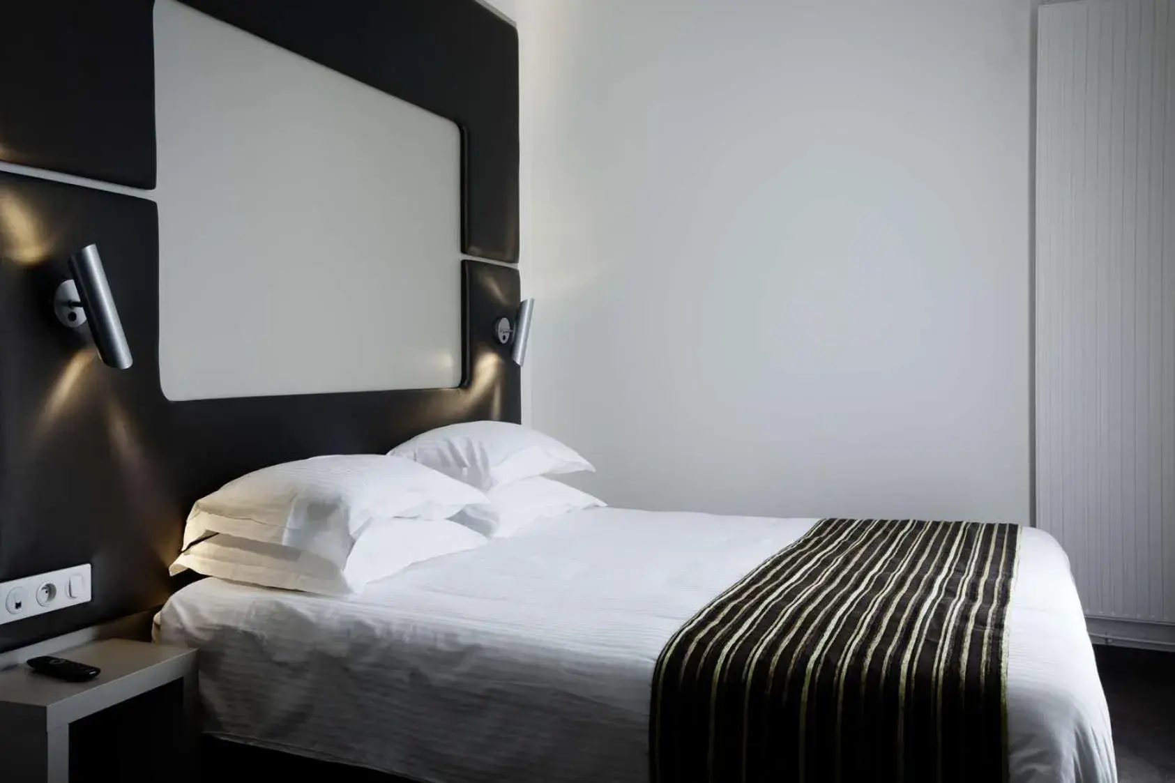 Bedroom, Bed in Brit Hotel de Grignan Vichy