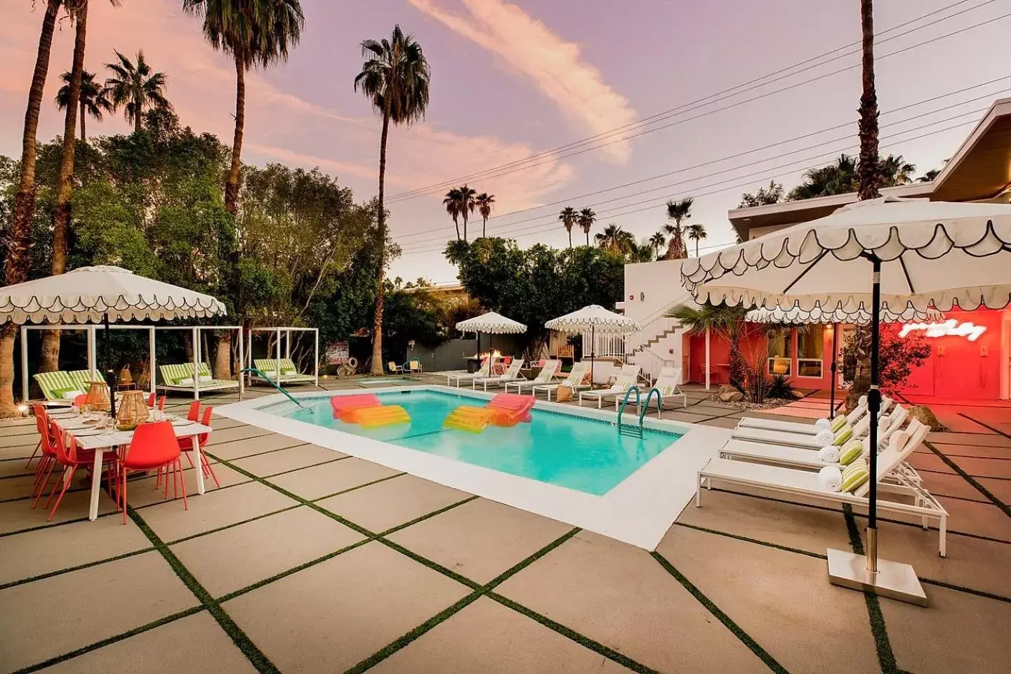 Swimming pool in The Wesley Palm Springs