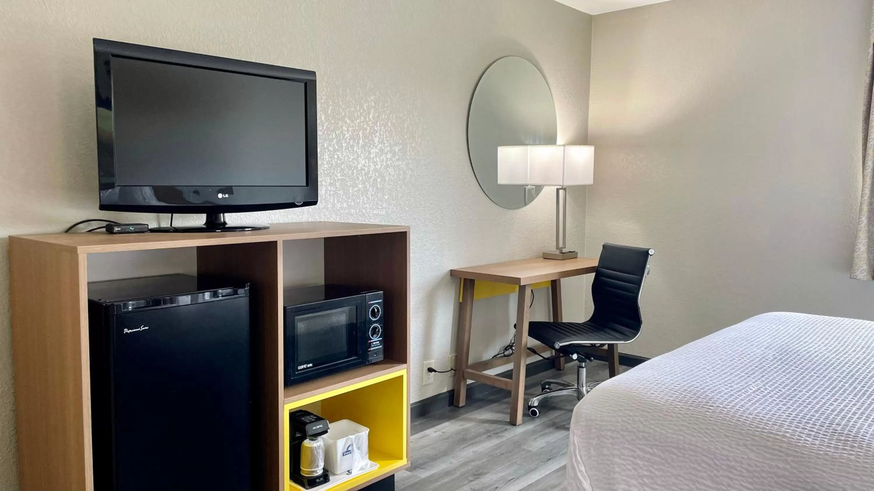 TV and multimedia, Bed in Days Inn by Wyndham Columbus IN
