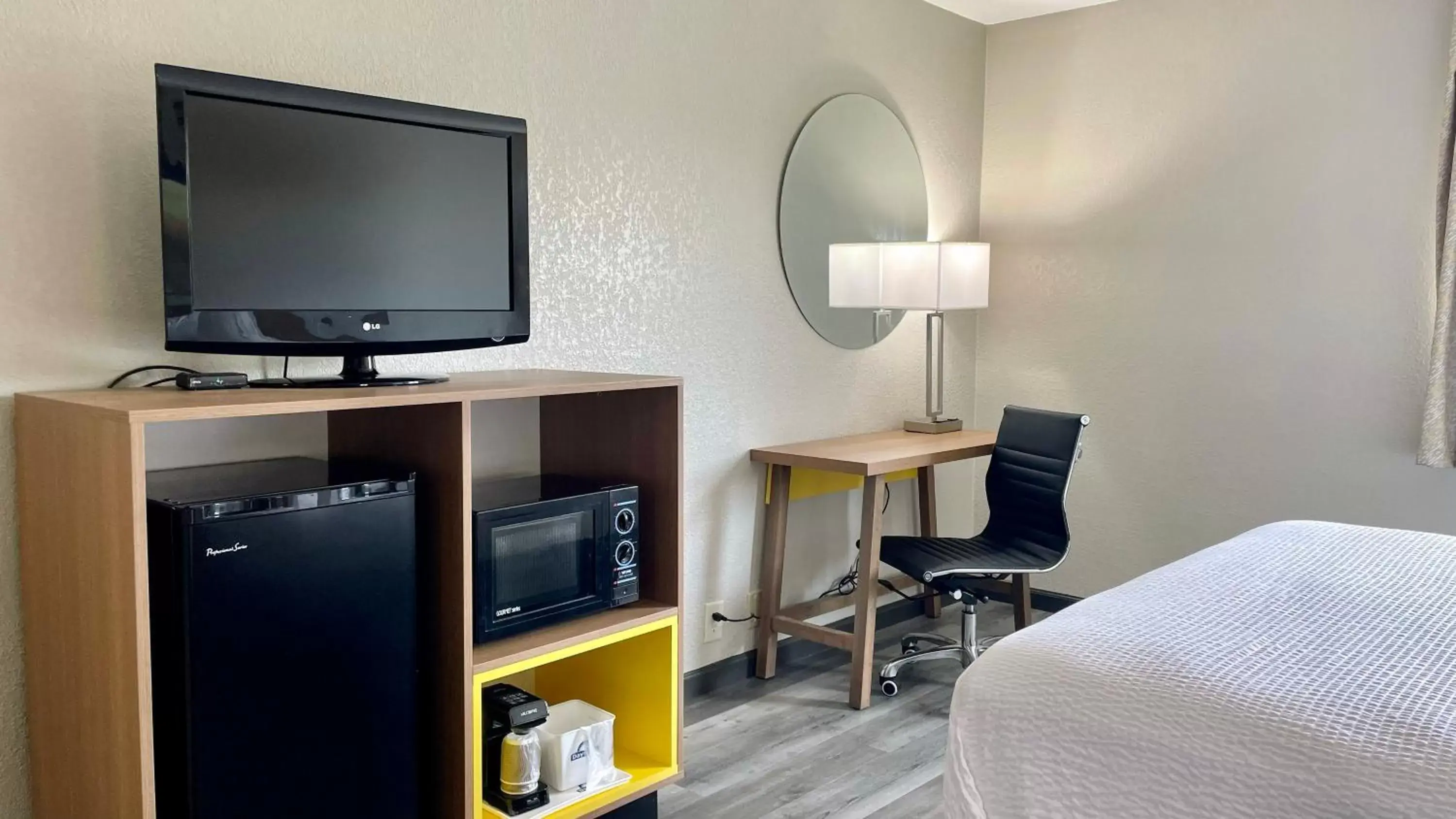 TV and multimedia, TV/Entertainment Center in Days Inn by Wyndham Columbus IN