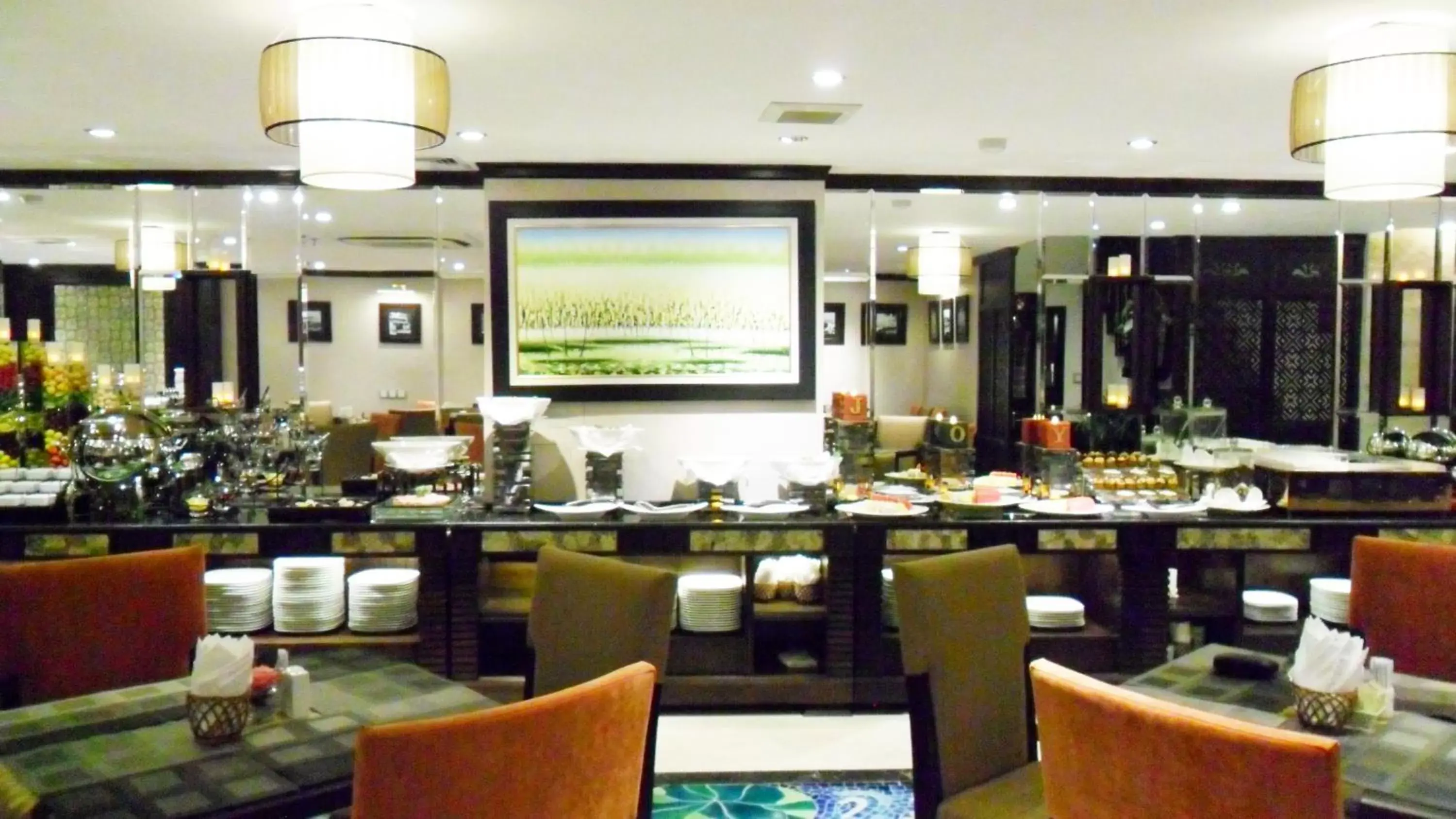 Restaurant/Places to Eat in Golden Lotus Luxury Hotel