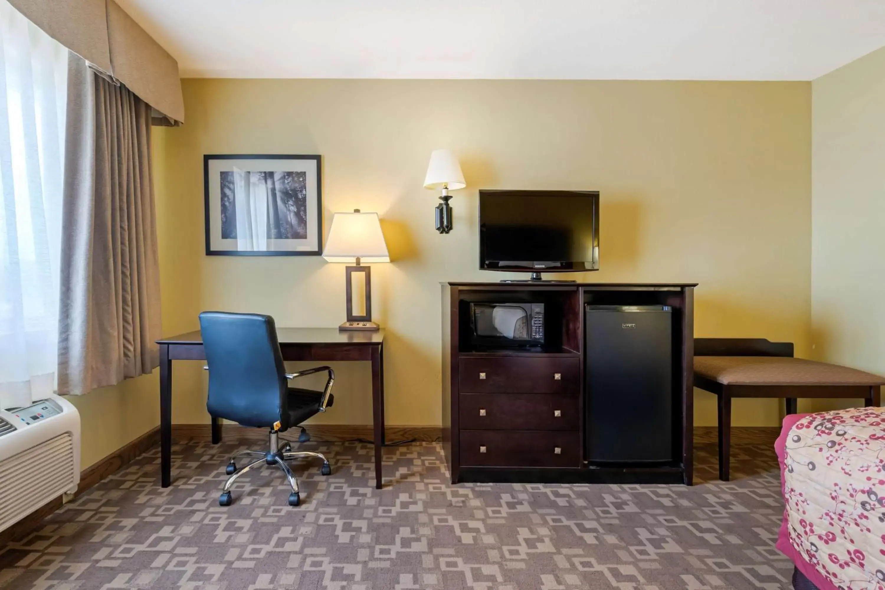 Bedroom, TV/Entertainment Center in Best Western Blackfoot Inn