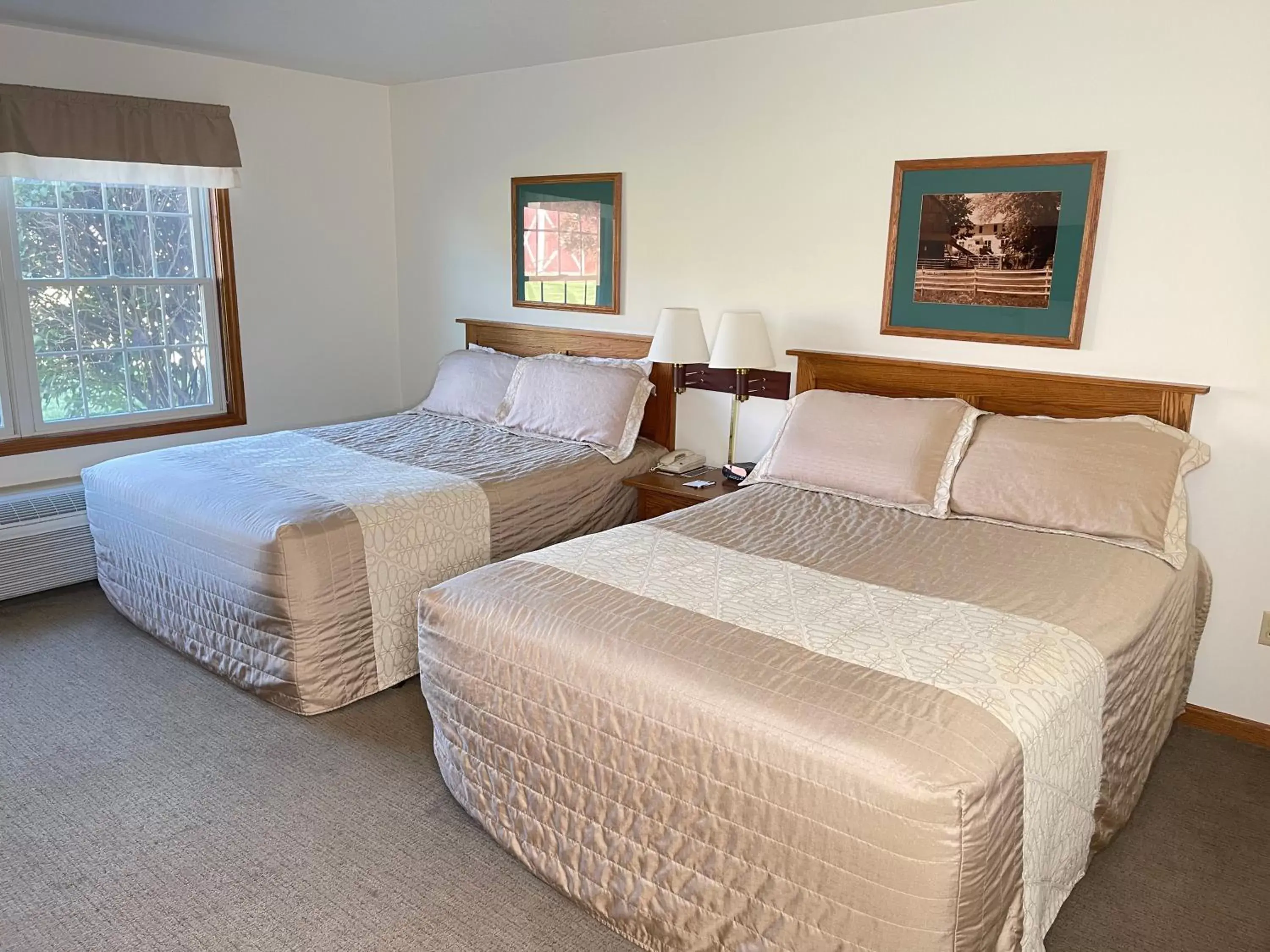 Bed in Farmstead Inn and Conference Center