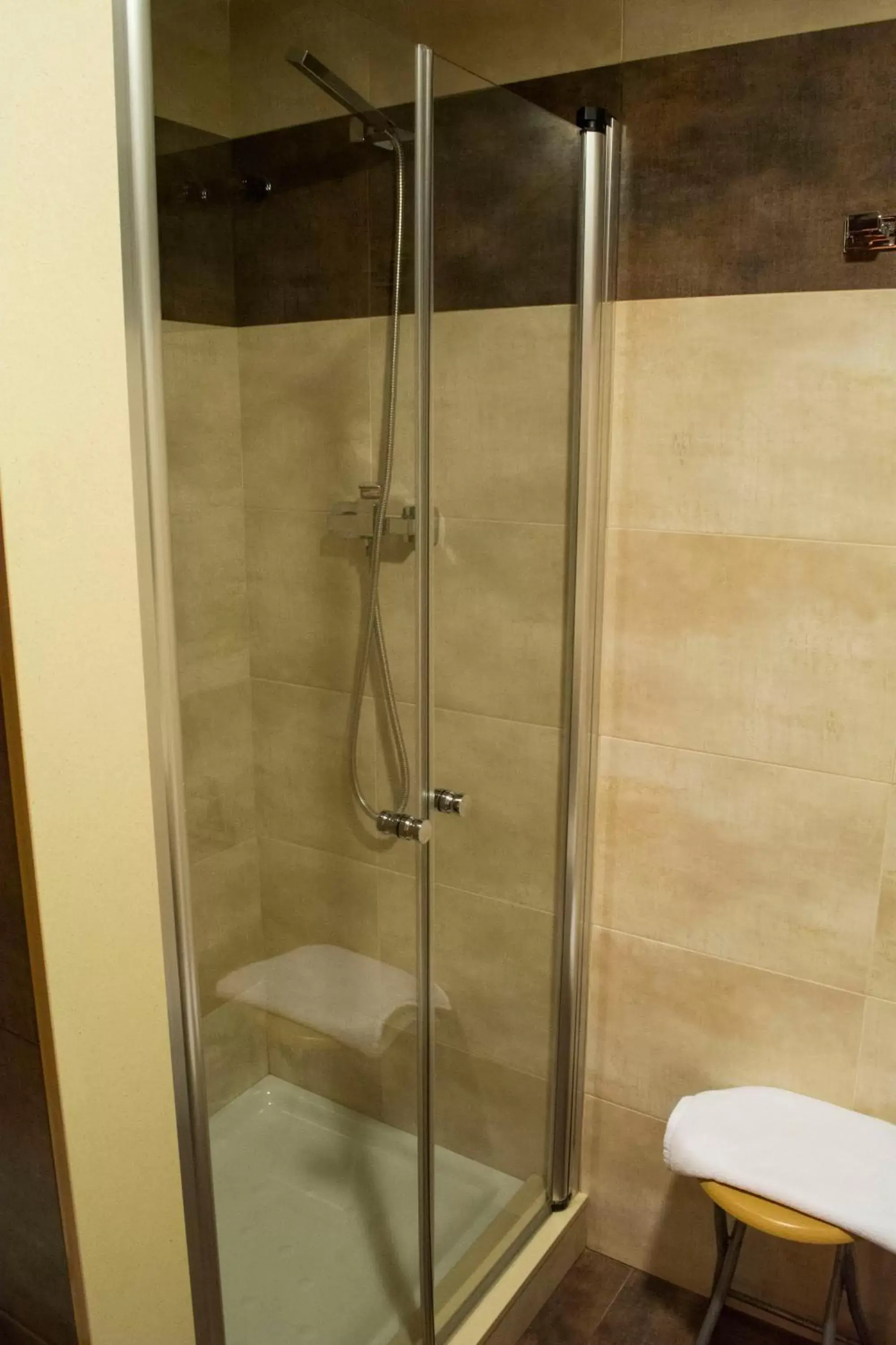 Shower, Bathroom in Hotel L'Escala