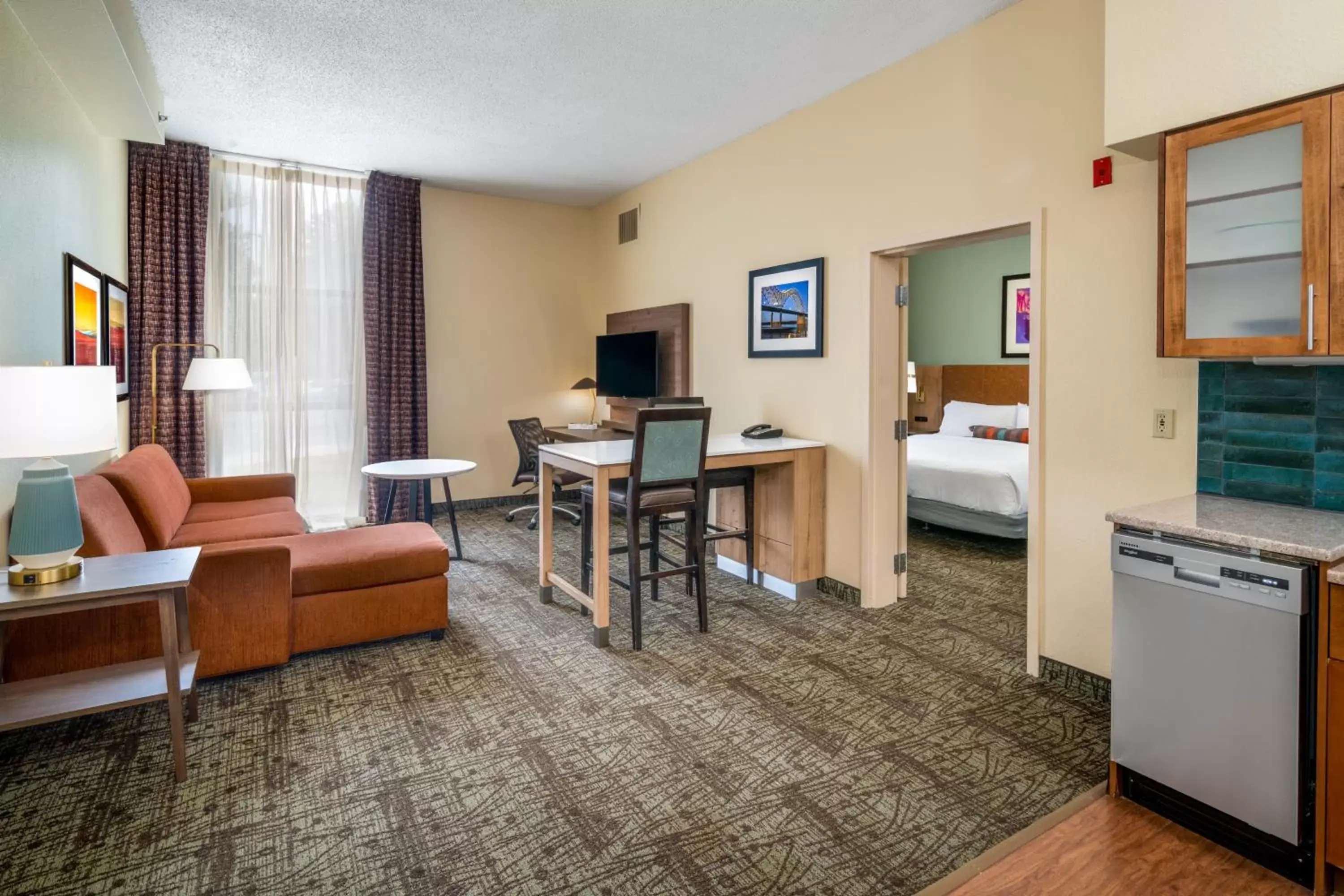 Kitchen or kitchenette, Bed in Staybridge Suites Memphis-Poplar Ave East by IHG Kitchen or kitchenette, Bed in Staybridge Suites Memphis-Poplar Ave East by IHG