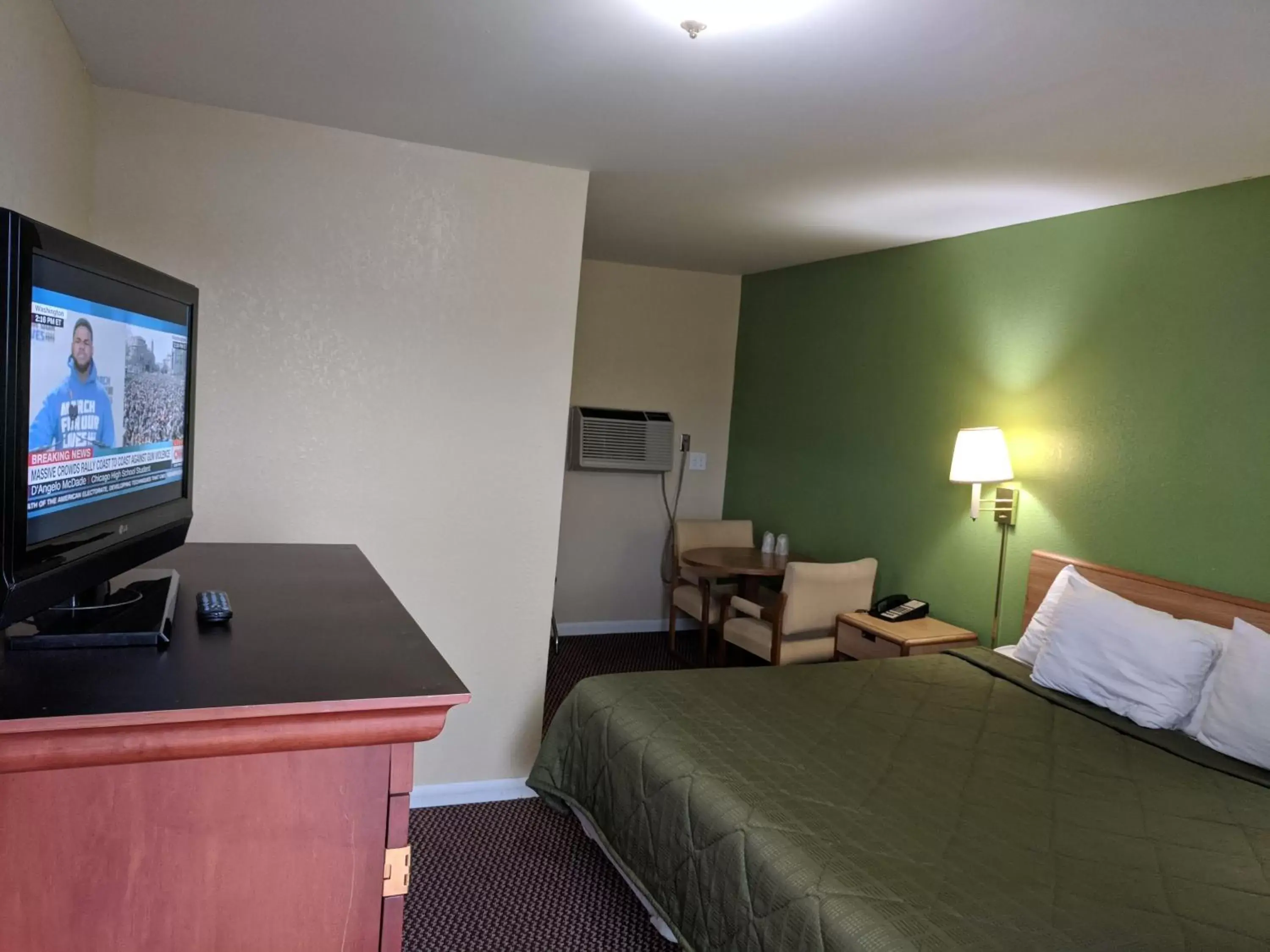 Communal lounge/ TV room, Bed in Benton Inn