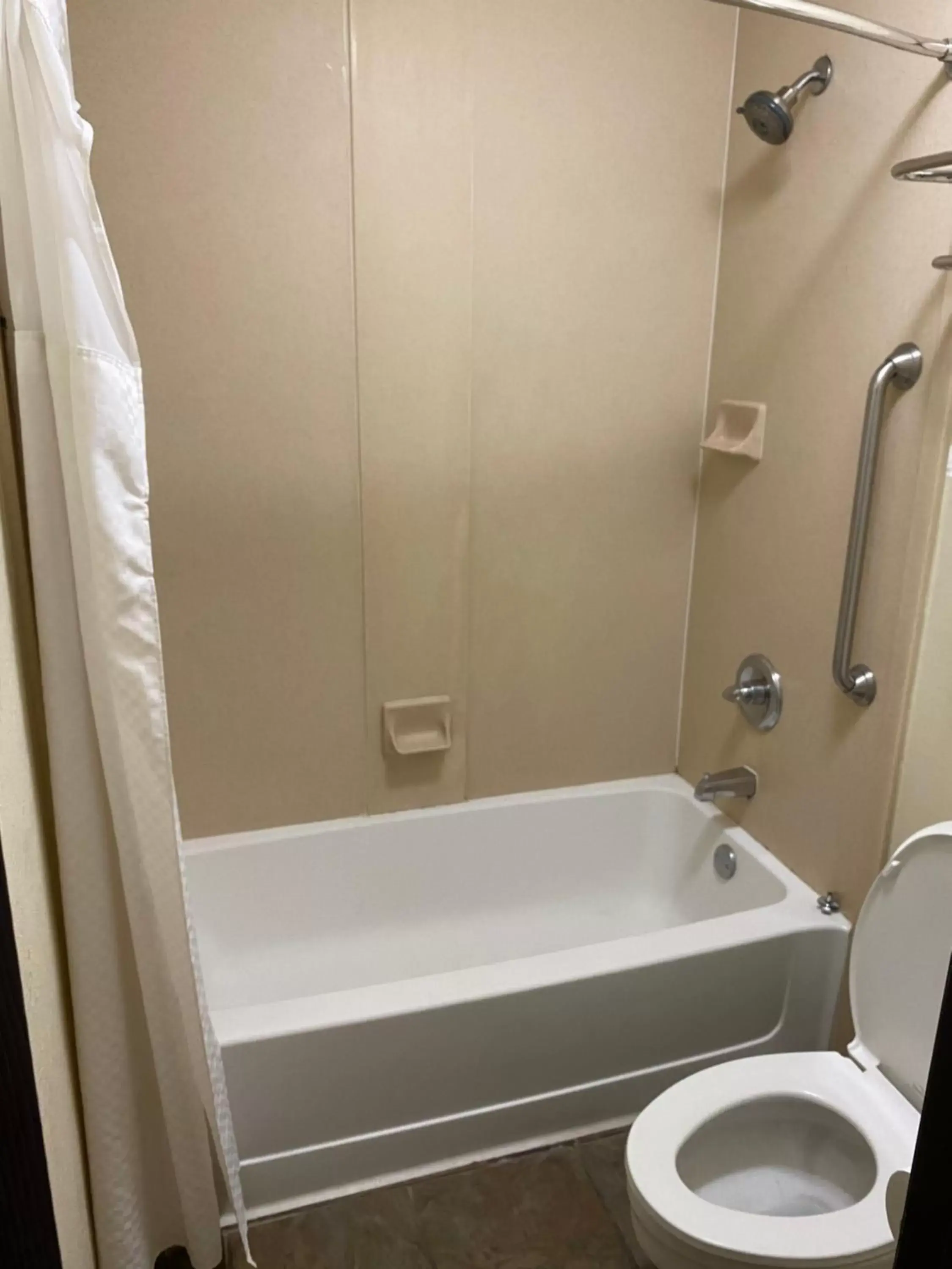 Bath, Bathroom in Days Inn by Wyndham Oklahoma City/Moore