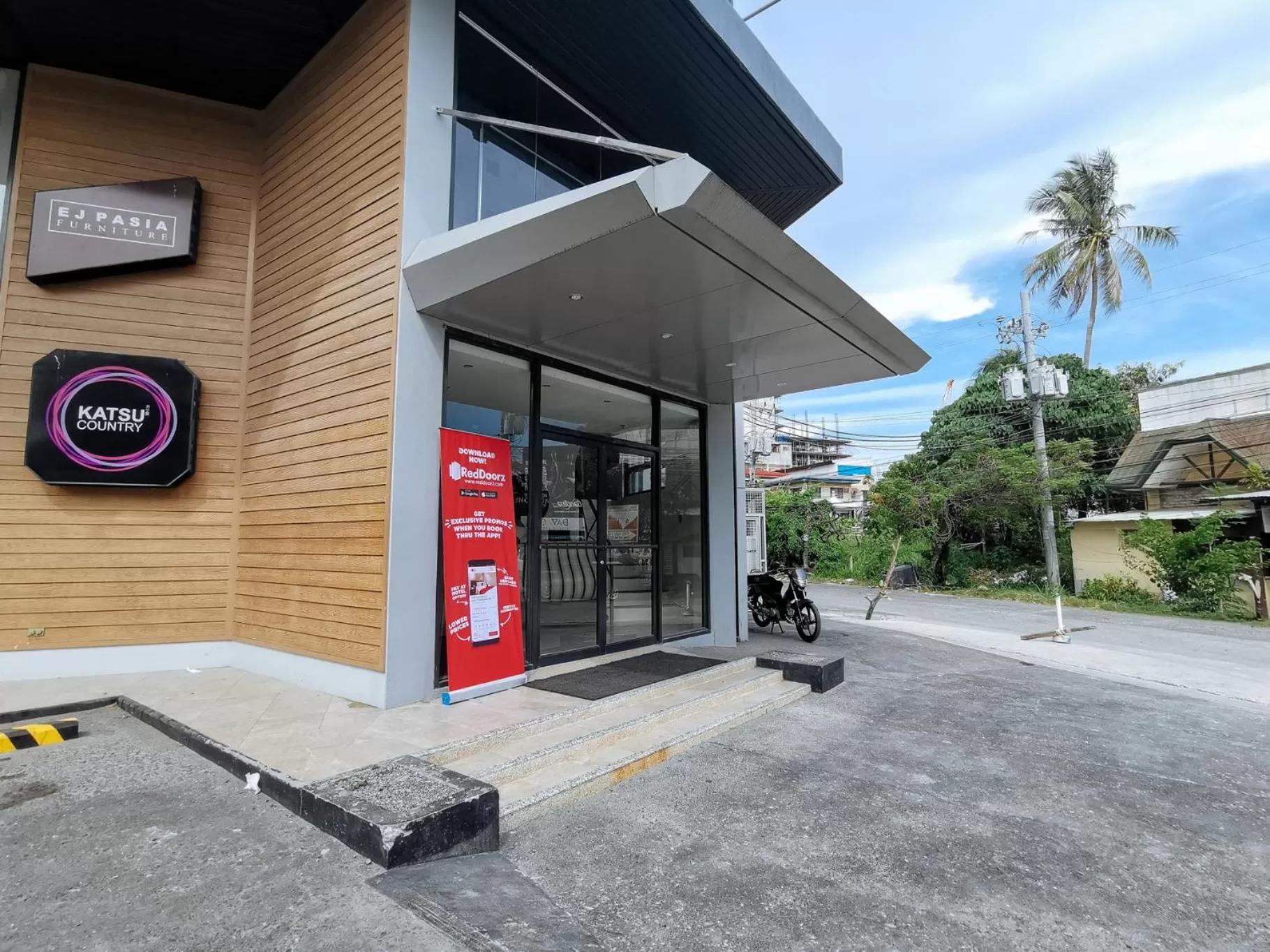Facade/entrance in RedDoorz Plus near Bangko Sentral Ng Pilipinas Davao