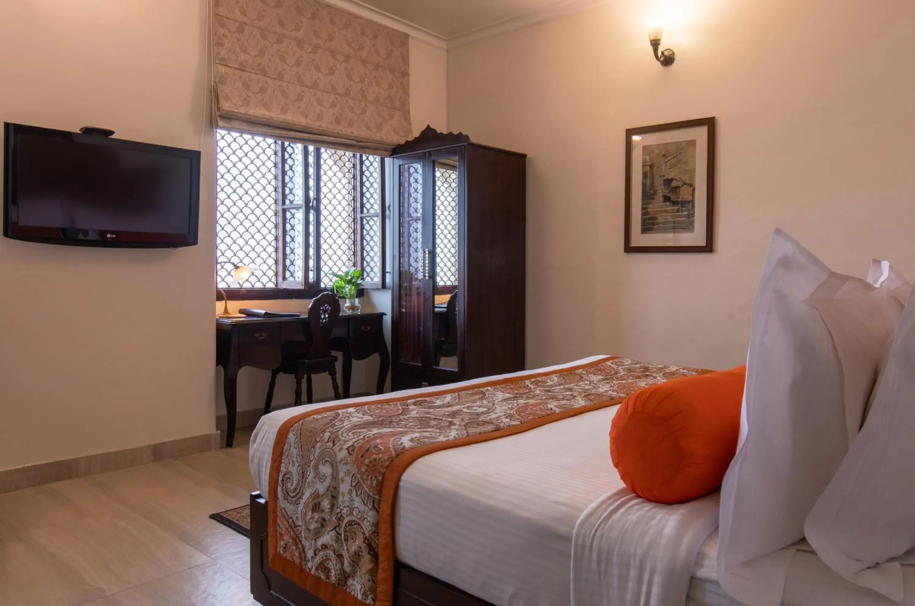 TV and multimedia, Bed in Suryauday Haveli - An Amritara Resort