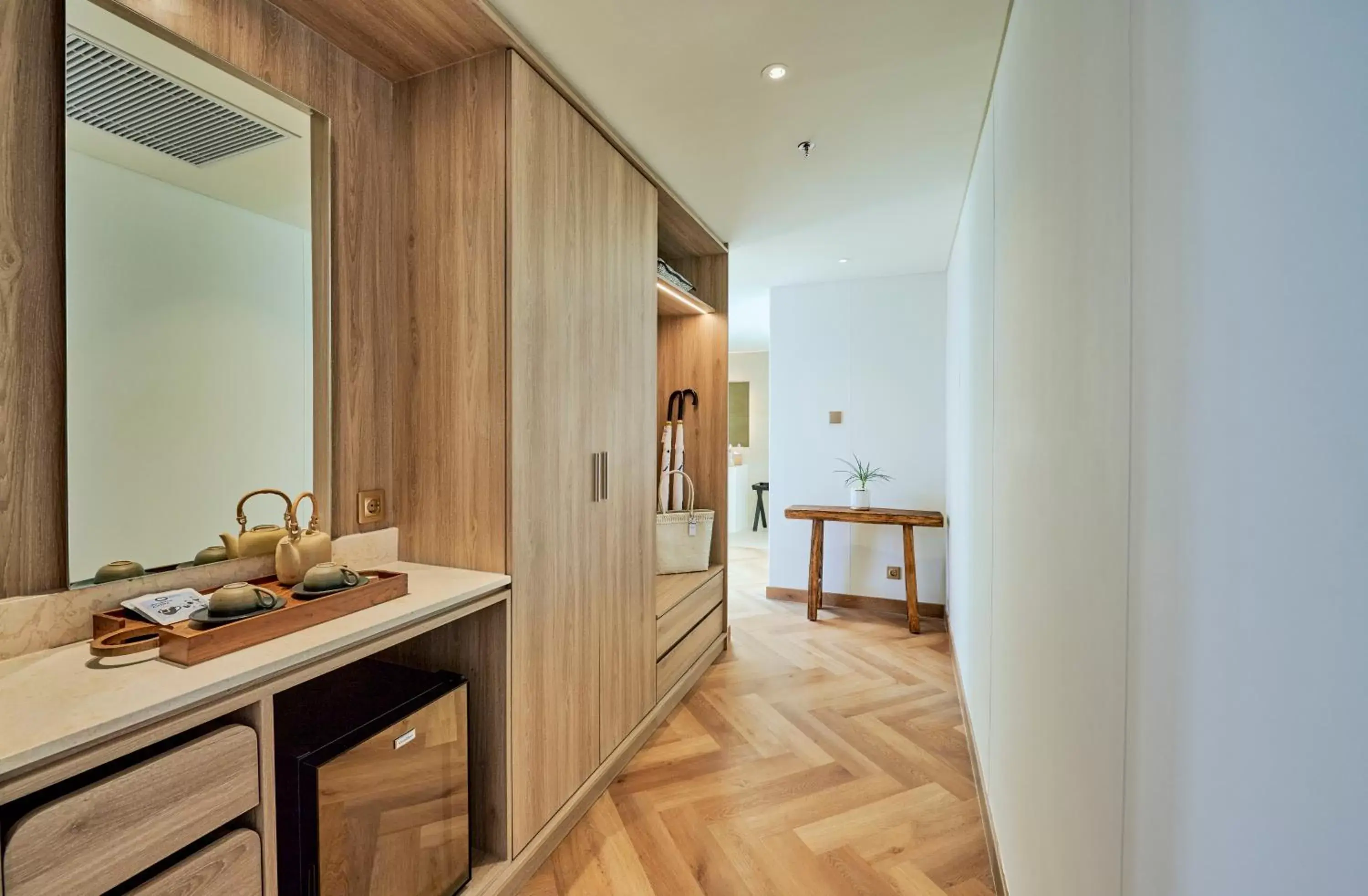 wardrobe, Kitchen/Kitchenette in Royal Avila Boutique Resort