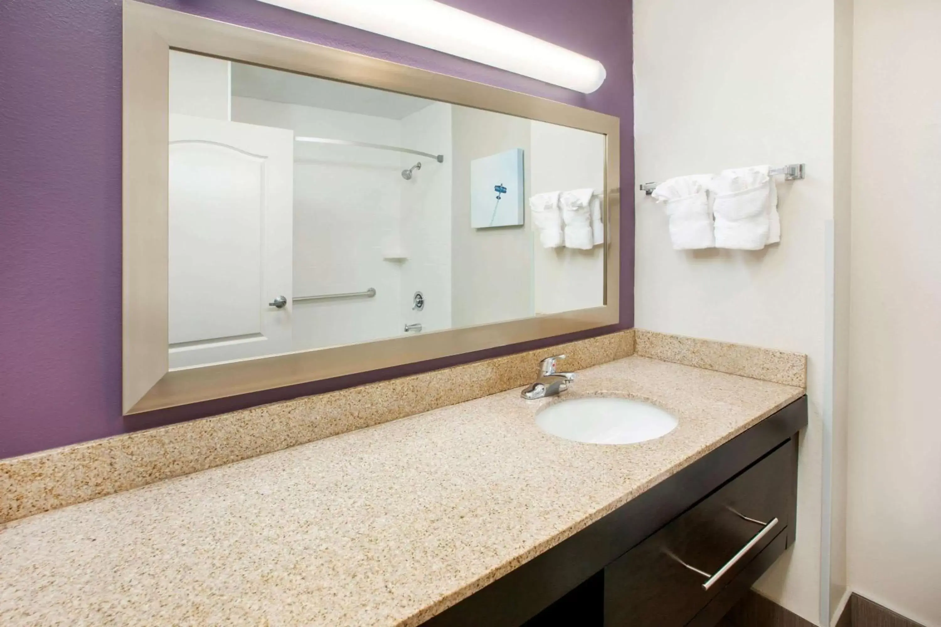 Bathroom in La Quinta by Wyndham Cincinnati Airport Florence