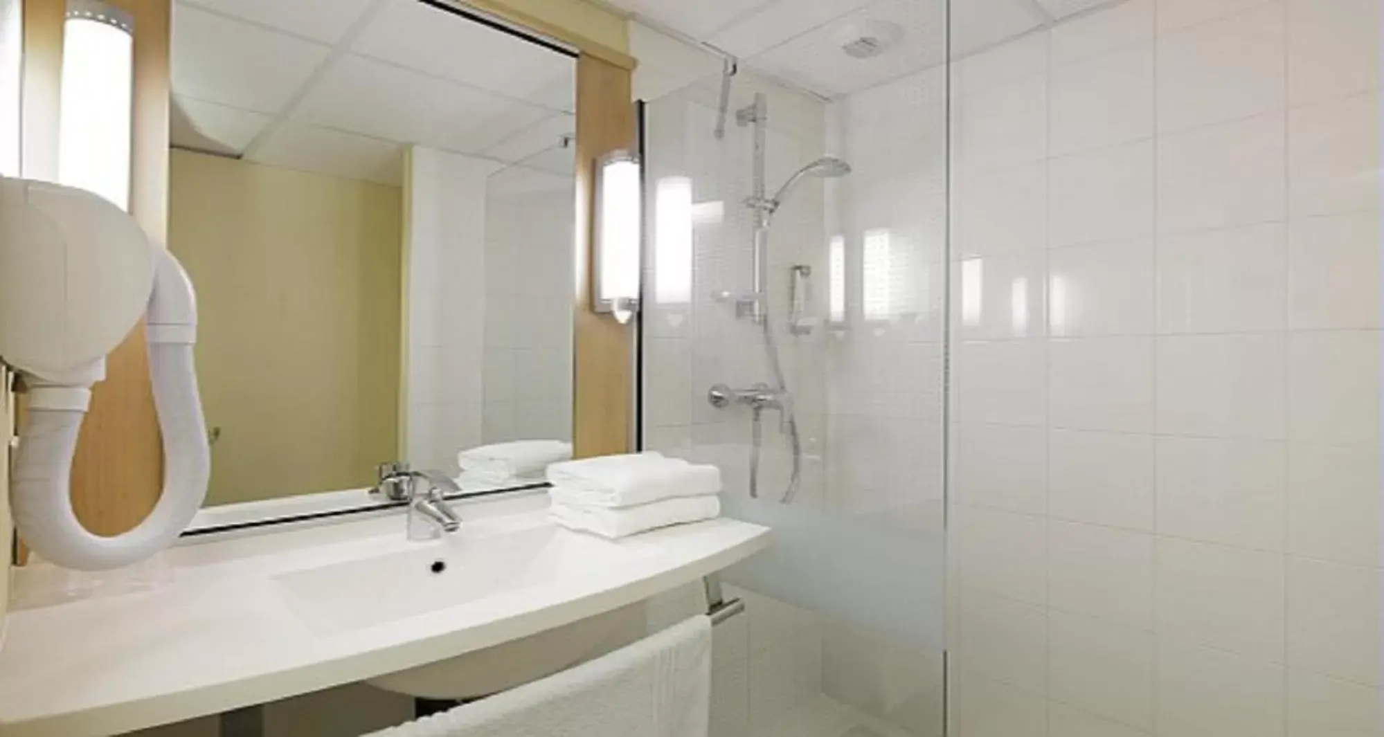 Bathroom in ibis Guingamp