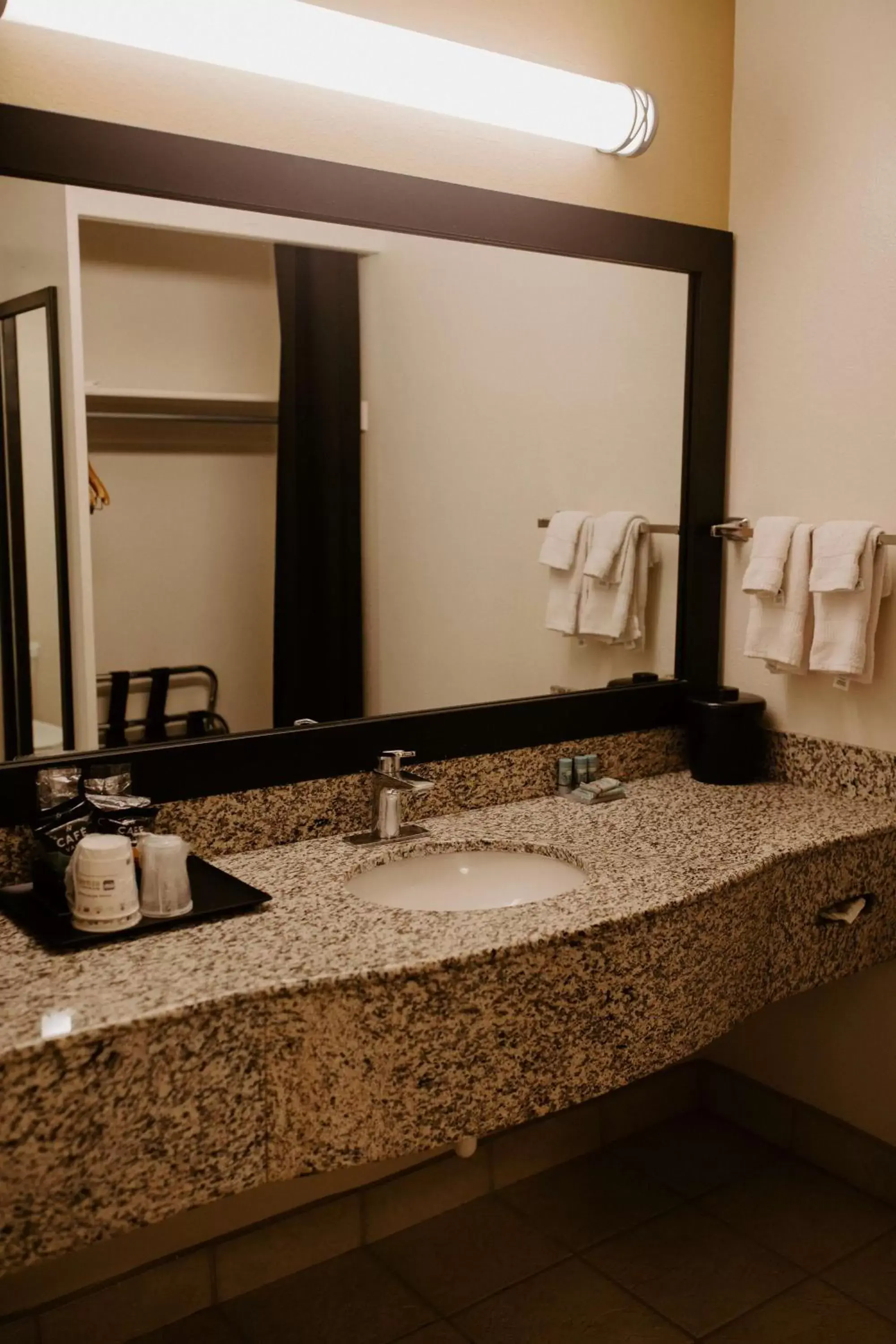 Bathroom in Best Western Sonoma Winegrower's Inn