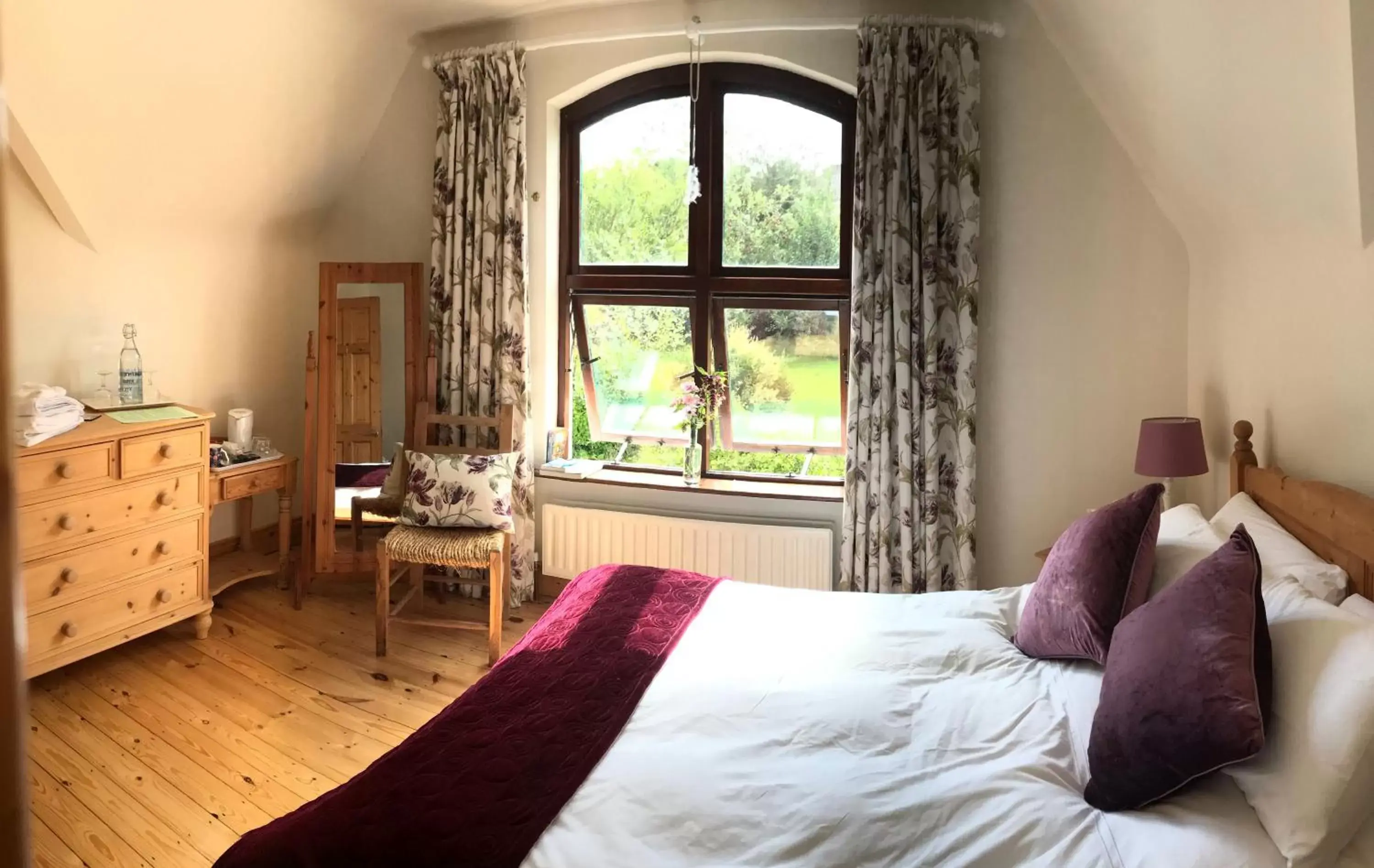 Garden view, Bed in Tranquil Water