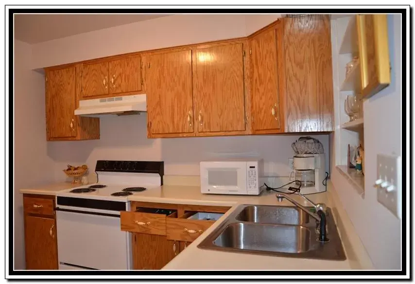 Kitchen or kitchenette, Kitchen/Kitchenette in The Cardinal Inn