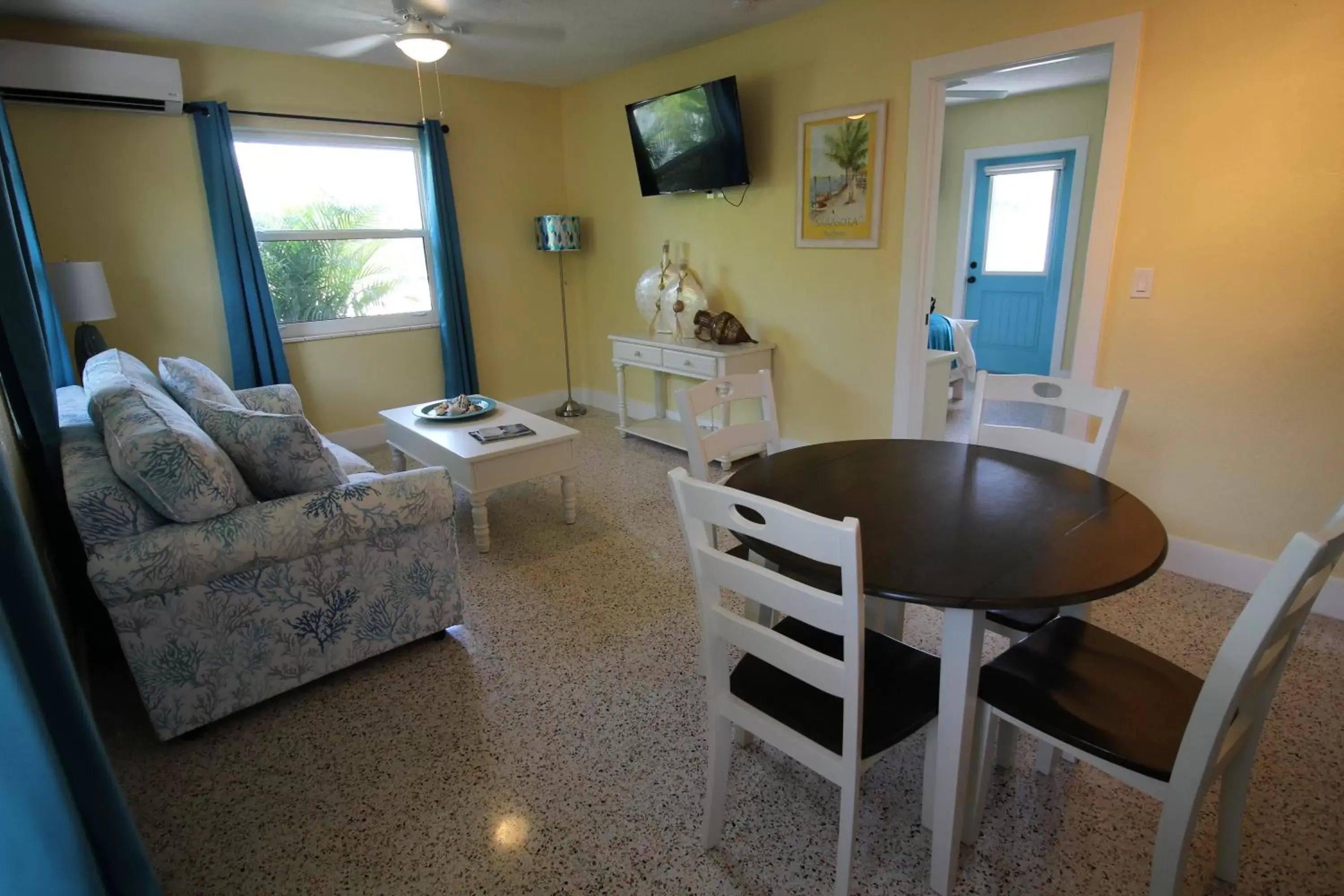 Photo of the whole room, Seating Area in Siesta Key Palms Resort