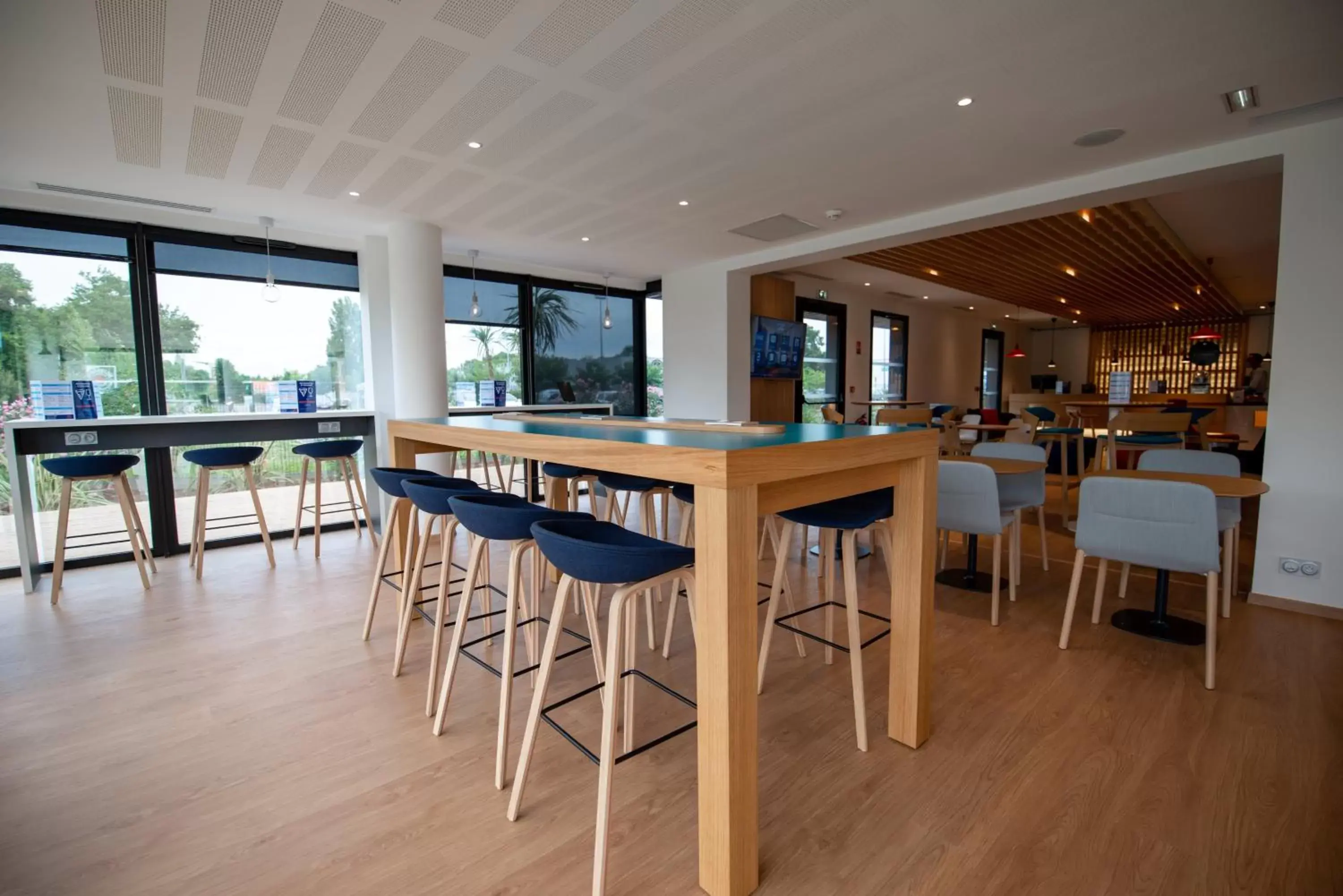 Lounge or bar, Restaurant/Places to Eat in Holiday Inn Express - Arcachon - La Teste, an IHG Hotel