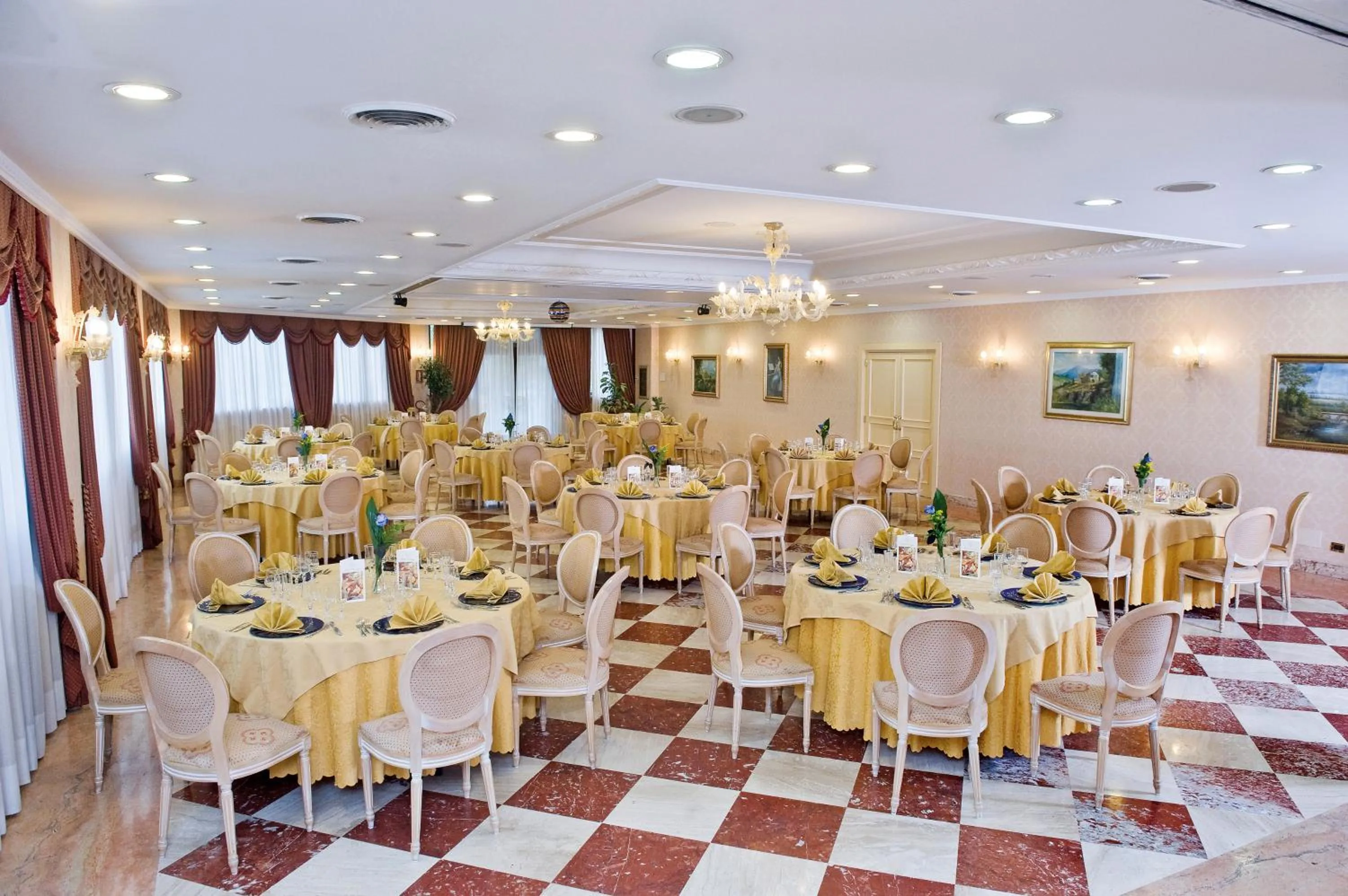 Restaurant/places to eat in Hotel Principe