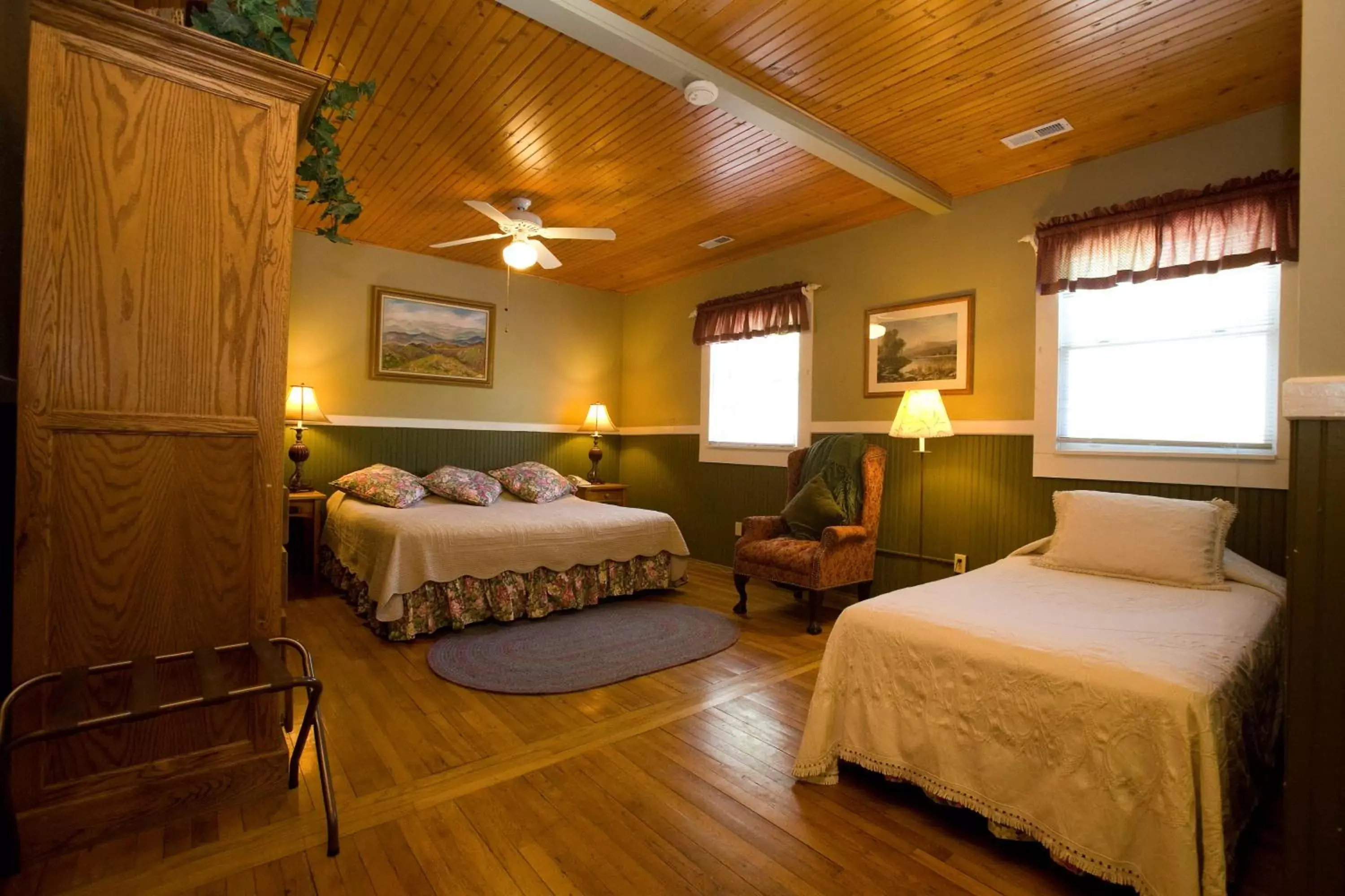 Decorative detail, Bed in Highland Lake Inn & Resort - Flat Rock