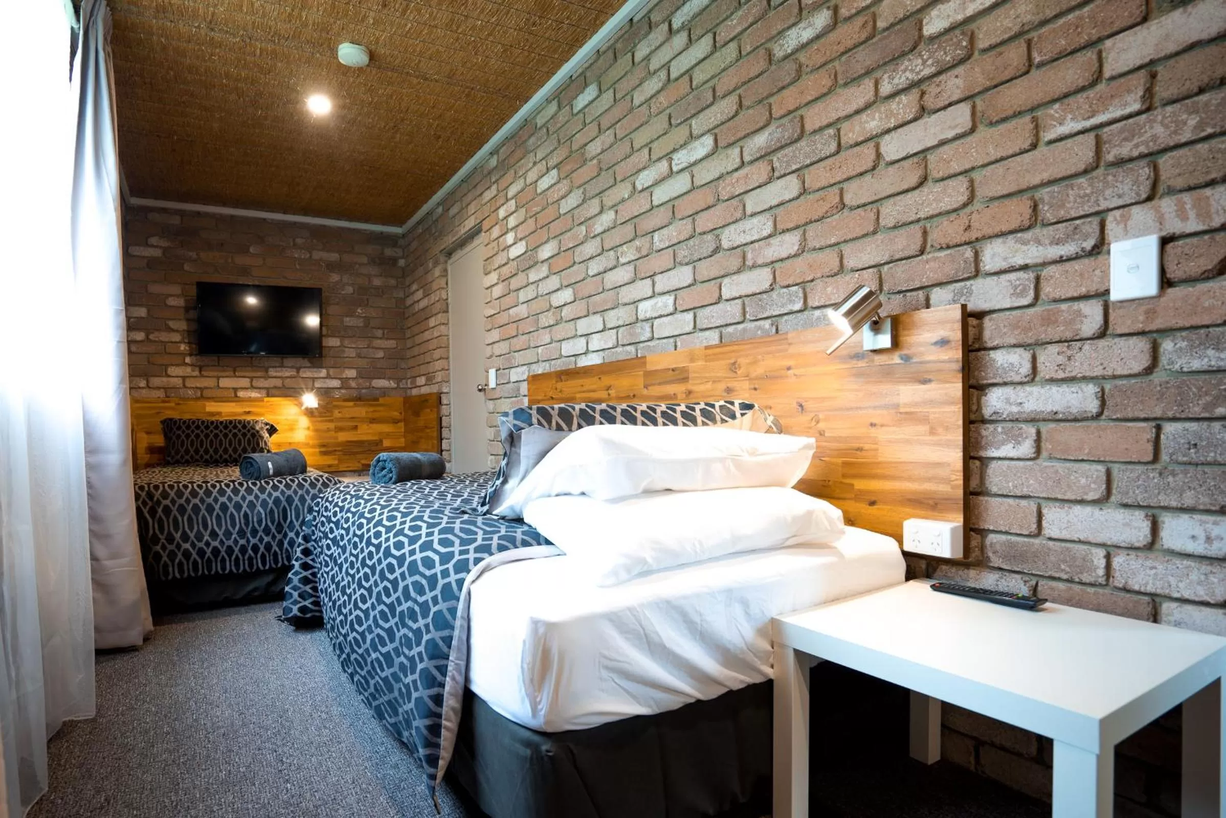 Bed in Farnham Court Motel and Restaurant