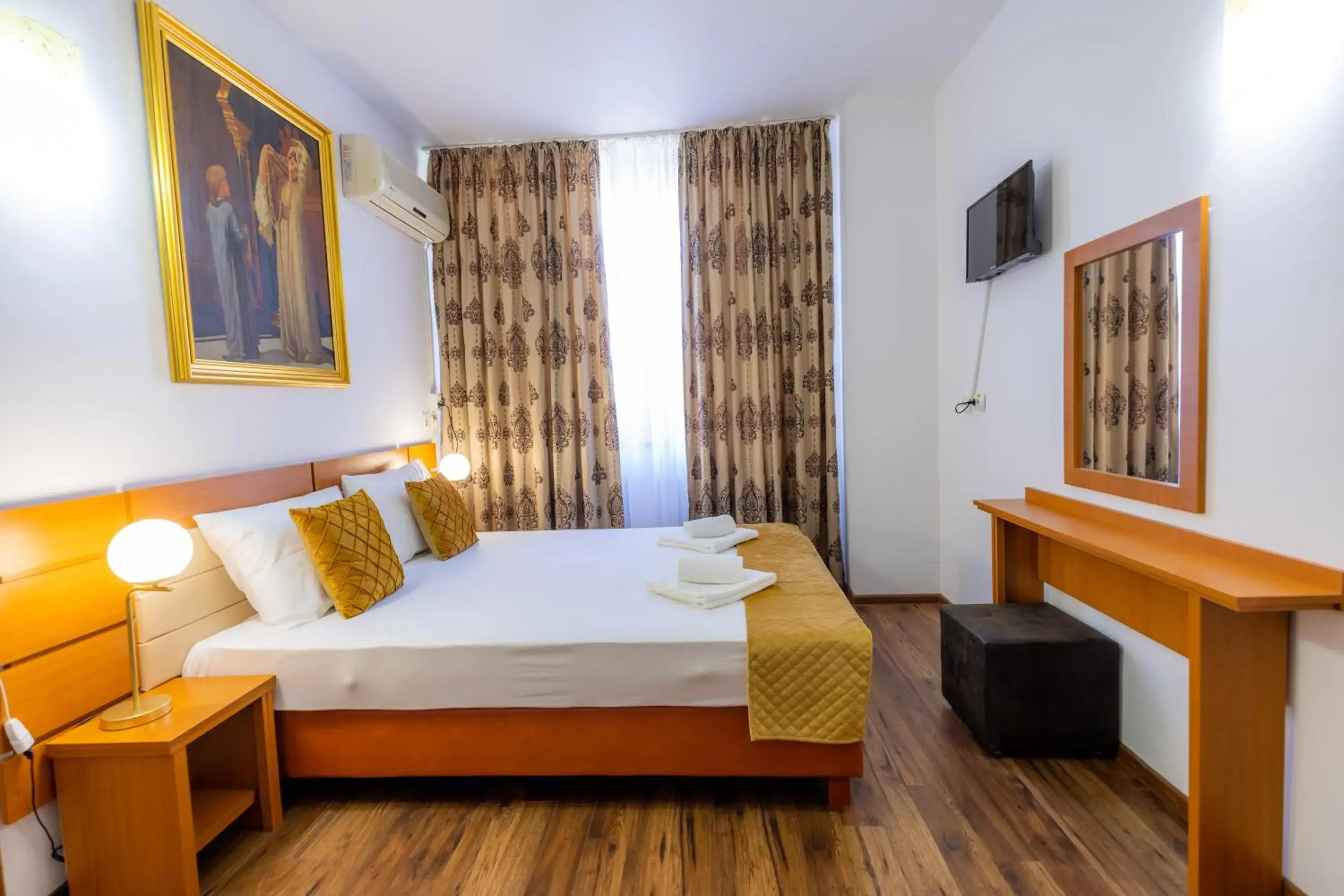 Bedroom, Bed in Hotel Sir Lujerului