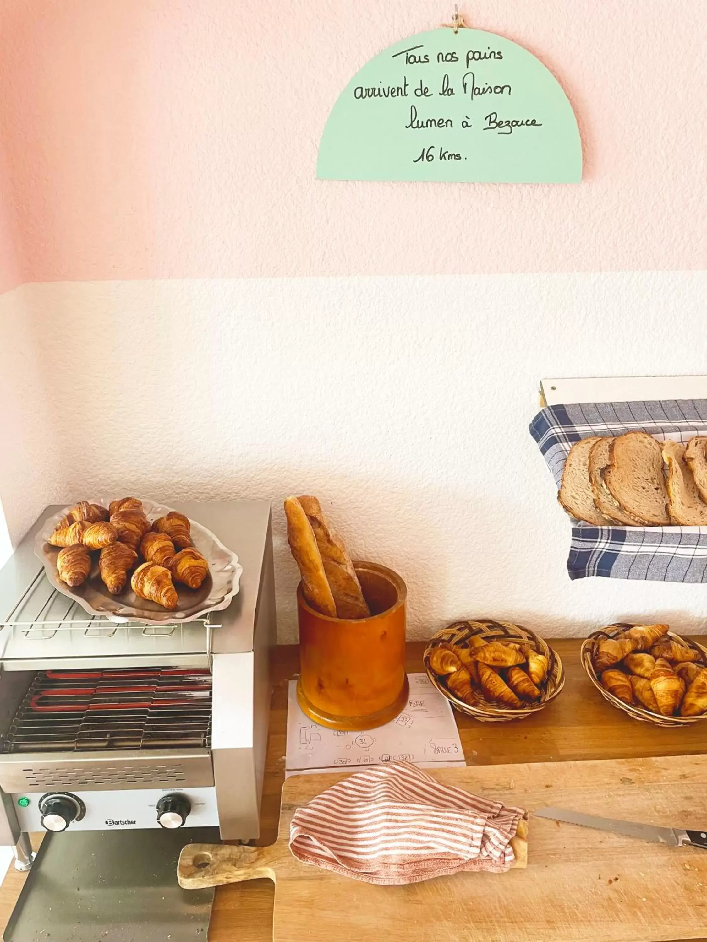 Buffet breakfast in greet hôtel Pont du Gard - Route d'Avignon Buffet breakfast in greet hôtel Pont du Gard - Route d'Avignon