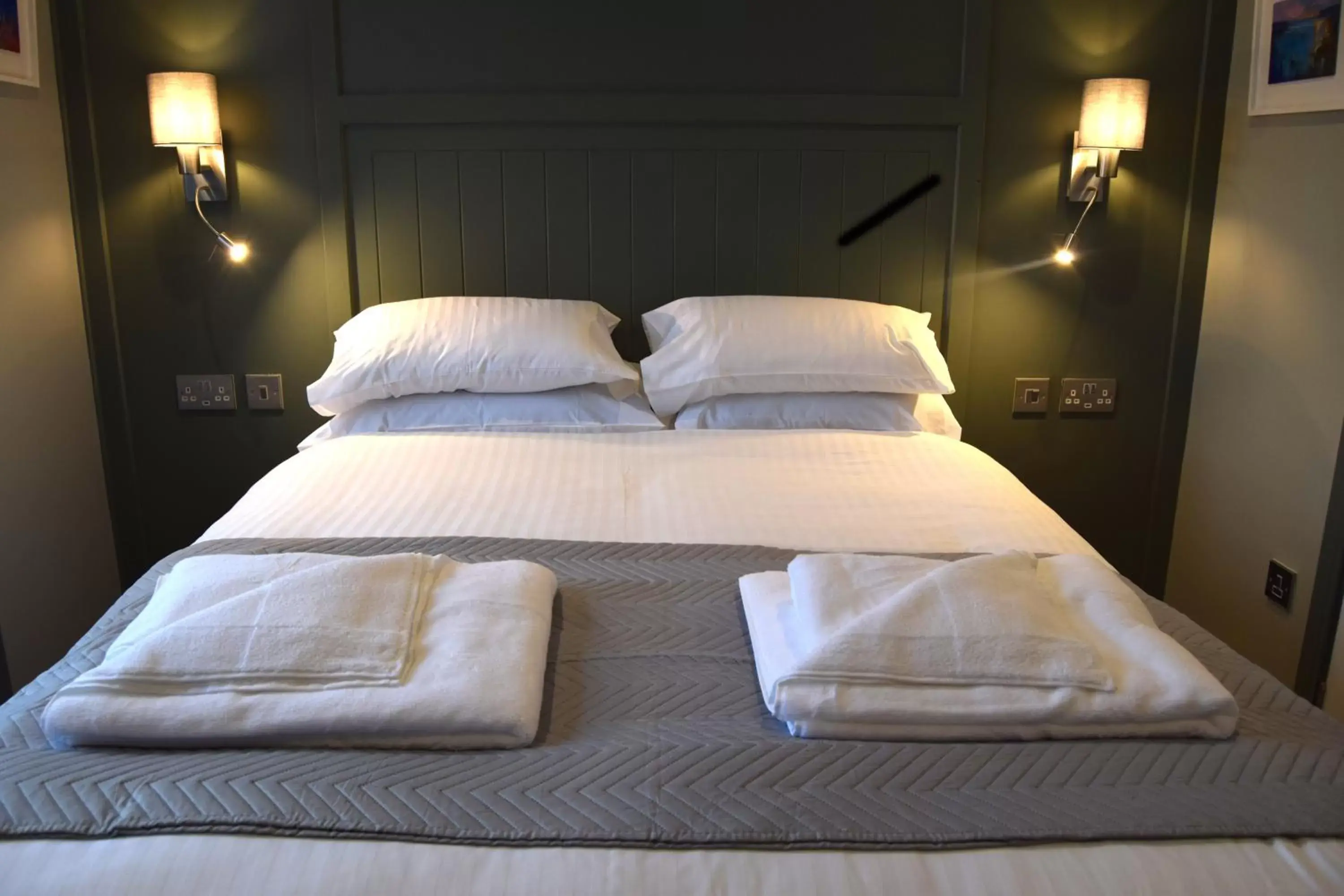 Bedroom, Bed in Crown Inn