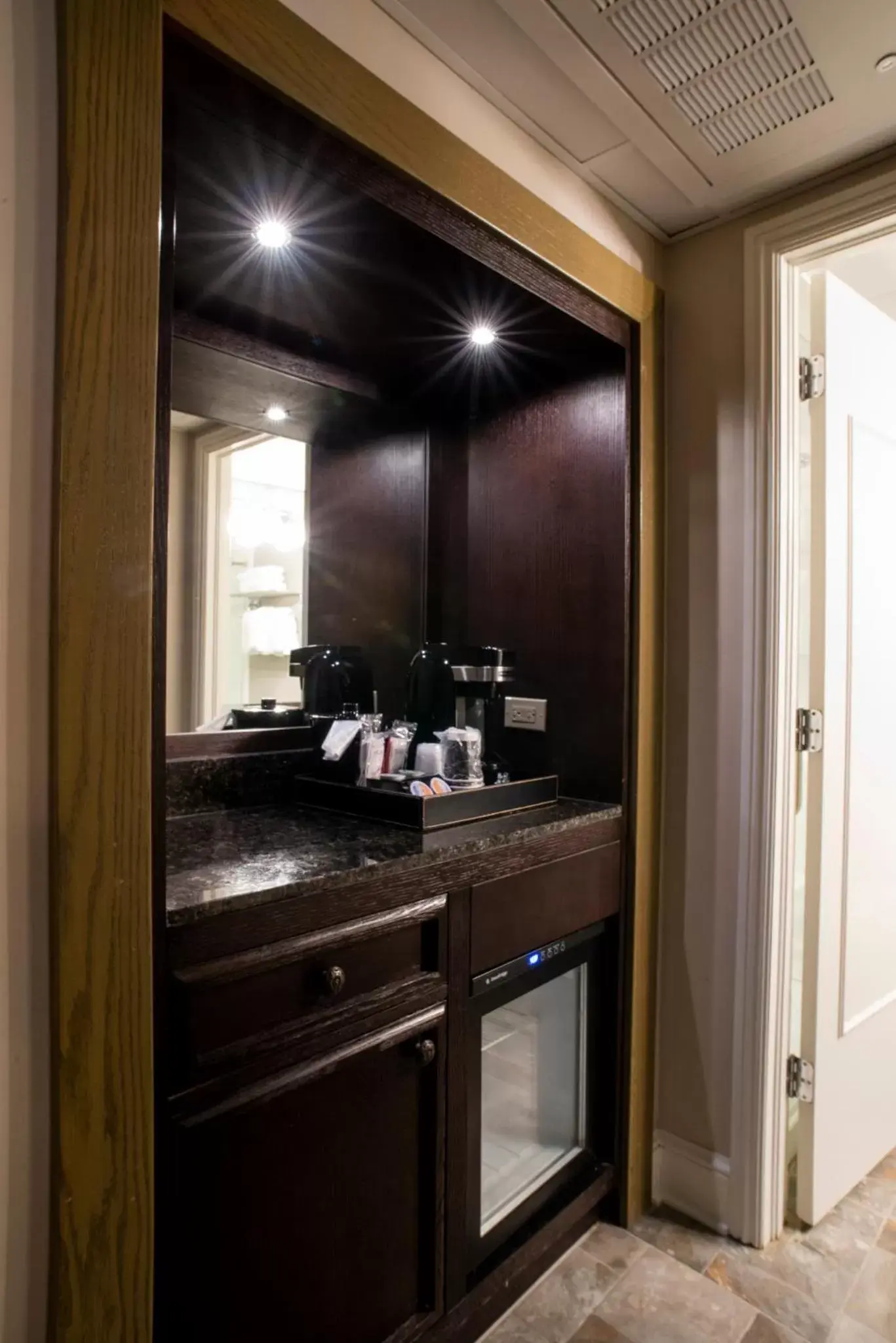 Kitchen or kitchenette, Bathroom in Hotel St. Marie