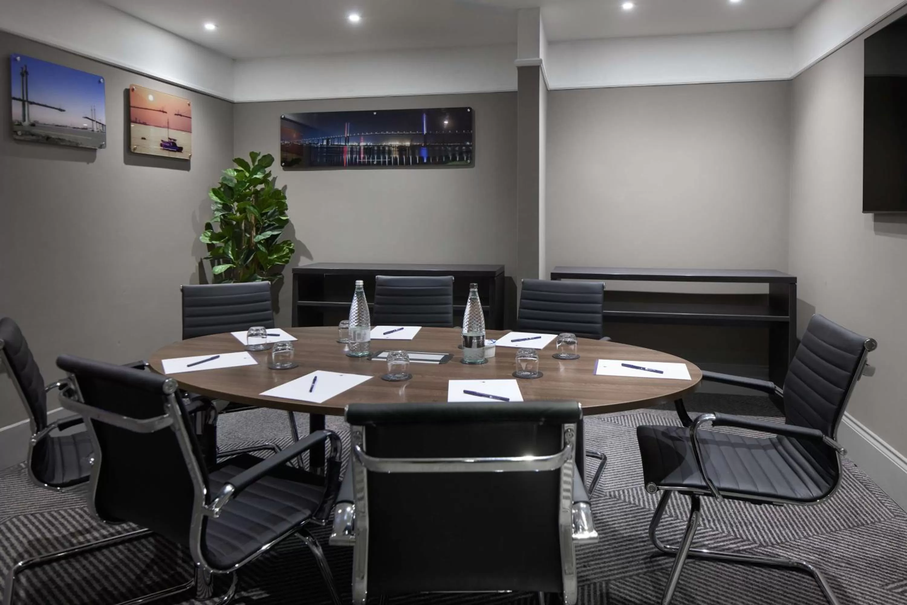 Meeting/conference room in DoubleTree by Hilton Dartford Bridge