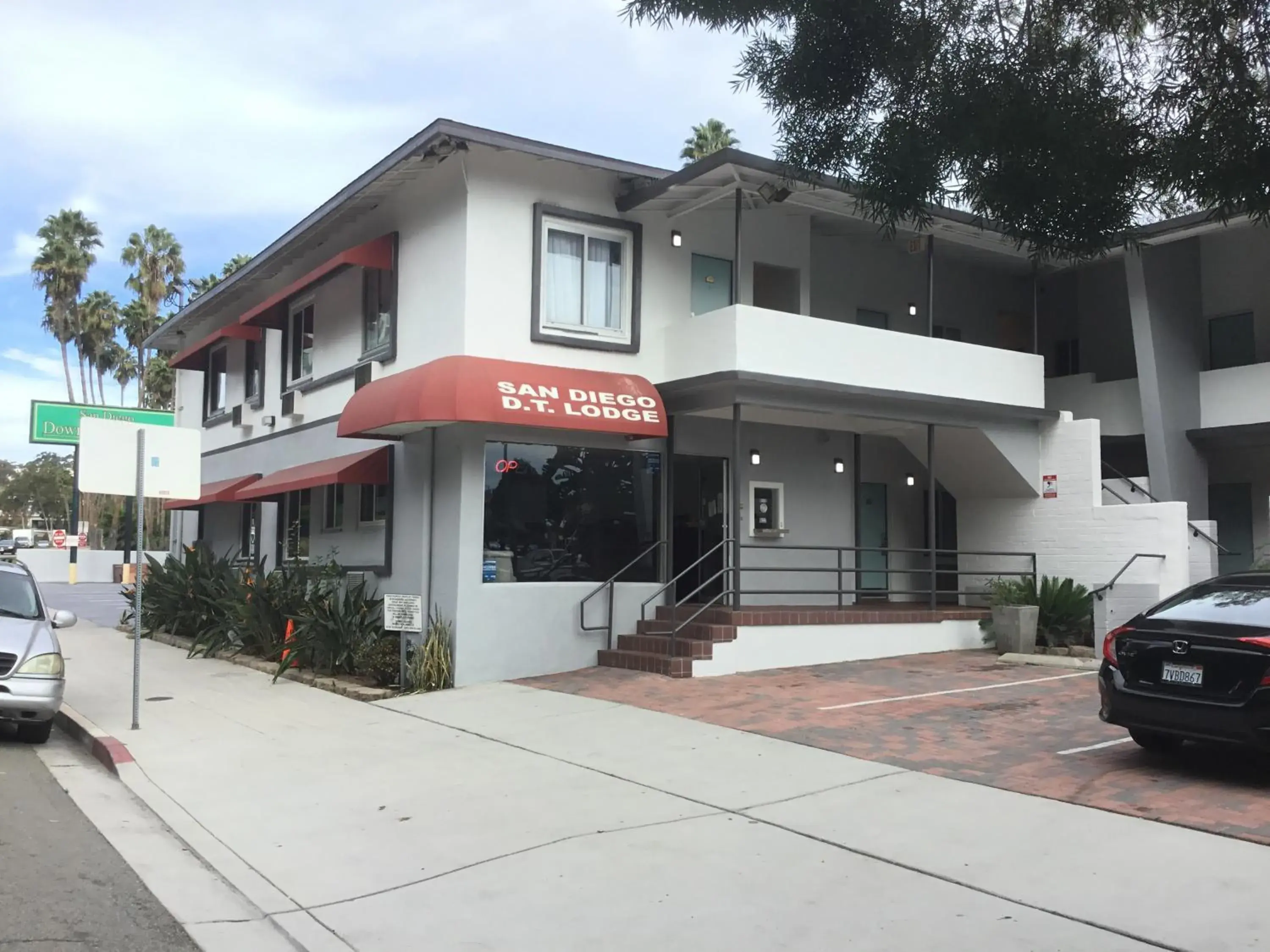 Facade/entrance, Property Building in Downtown San Diego Lodge