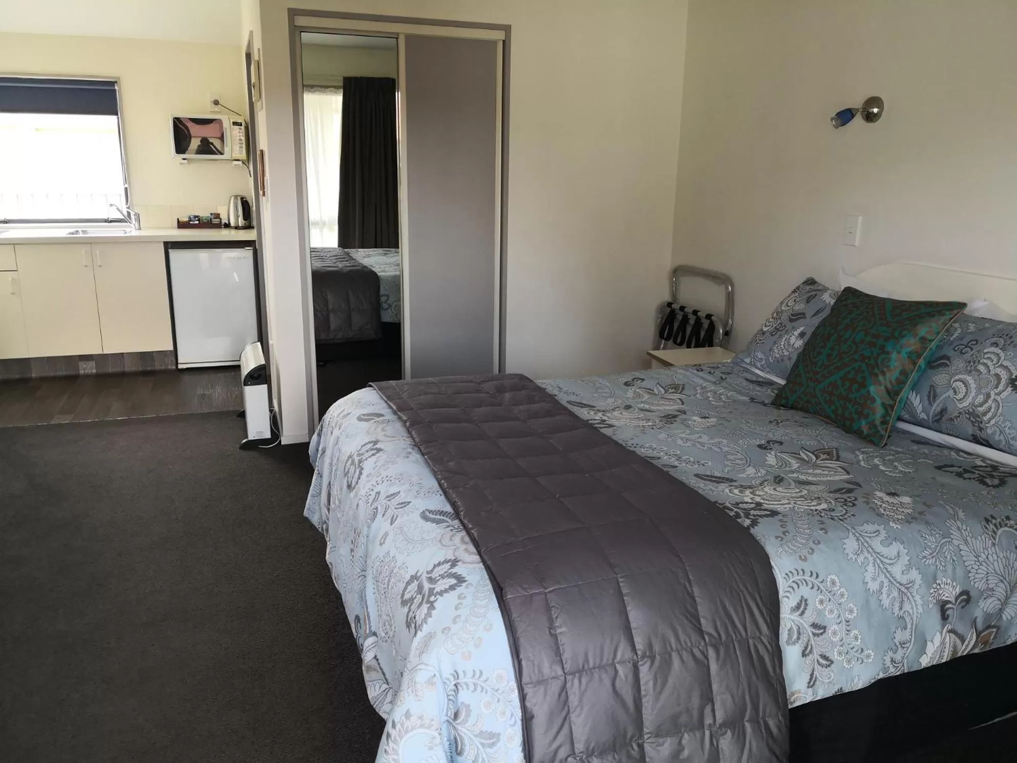 Bed in Annabelle Court Motel