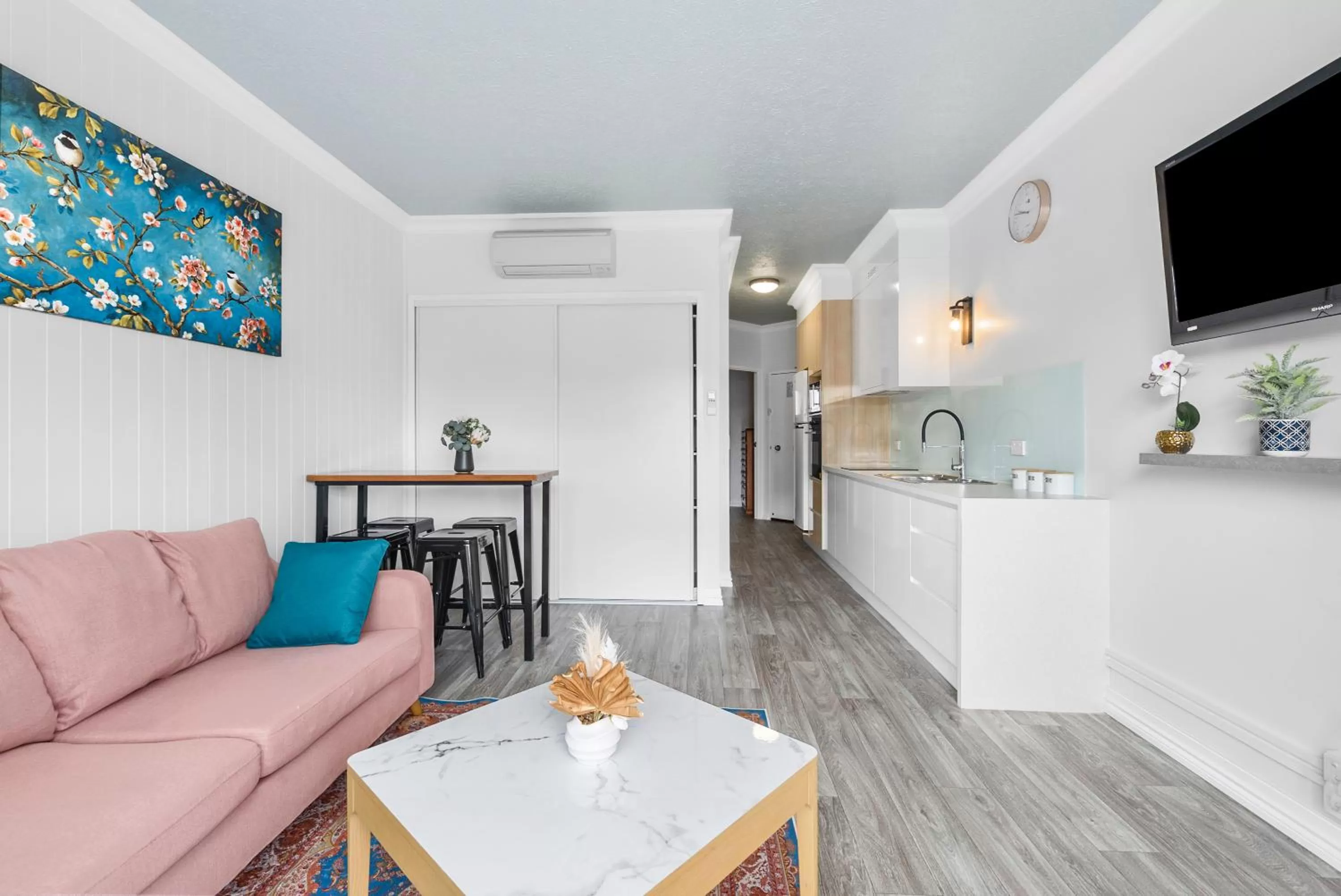 TV and multimedia in Villa Vaucluse Apartments