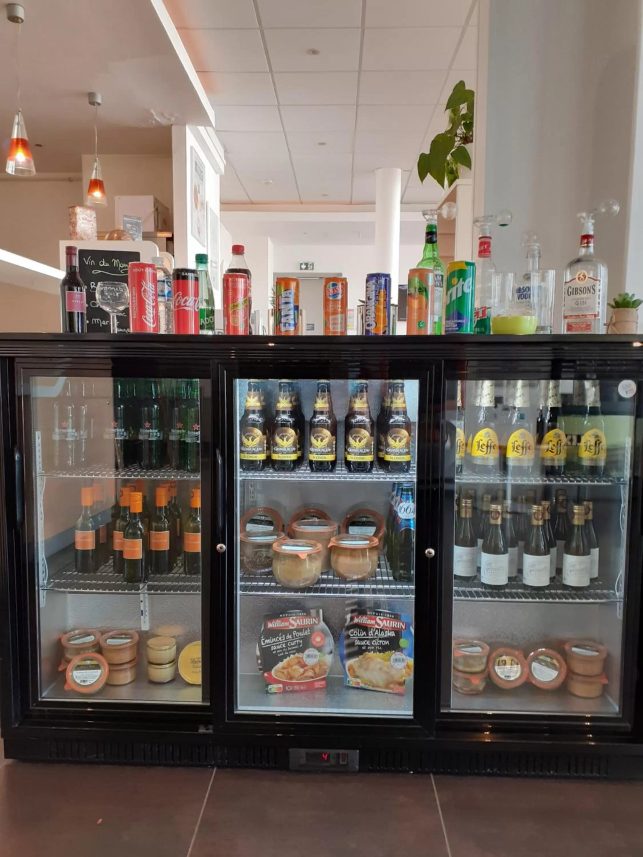 Lounge or bar in ibis budget Saint-Quentin Centre Gare