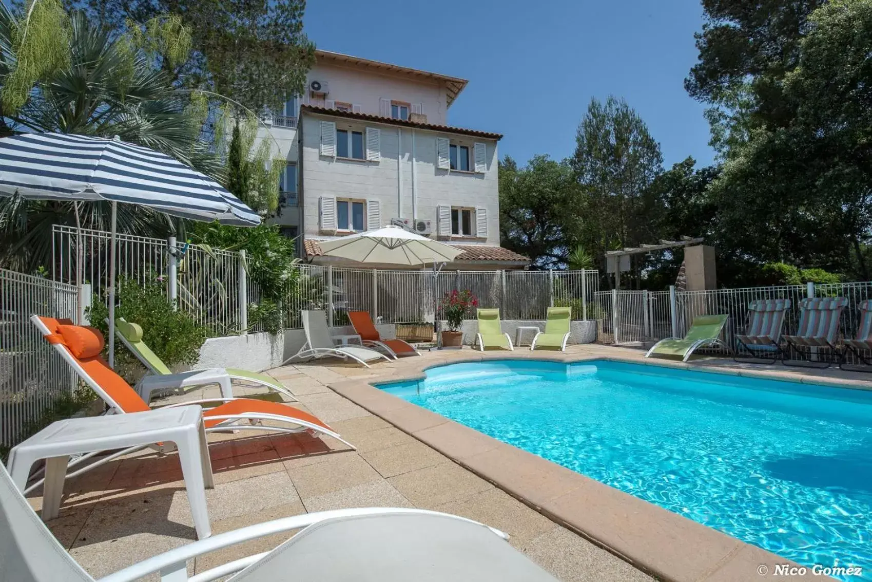 Property building, Swimming Pool in Le Thimothée : Hôtel & Studios