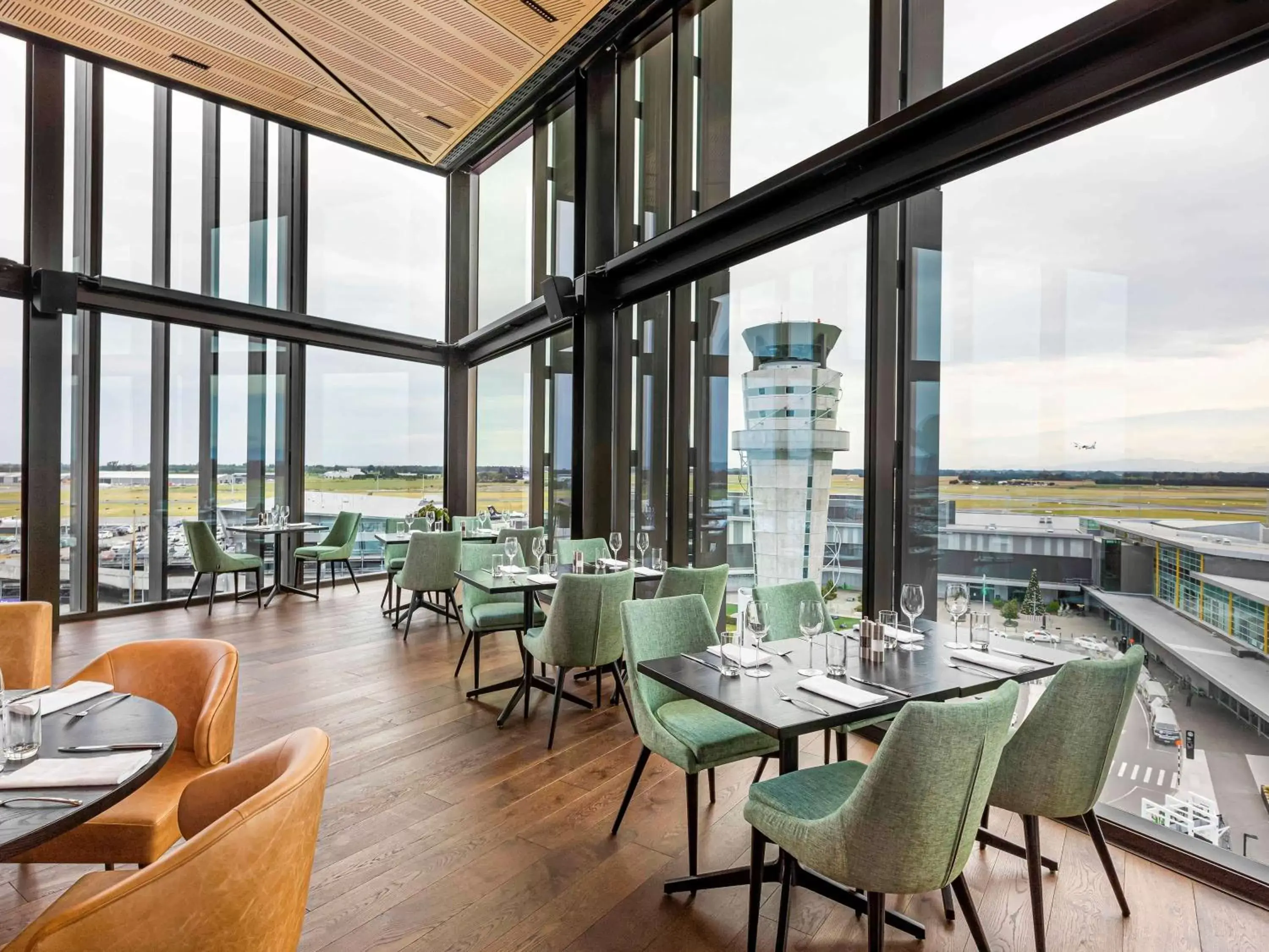 Restaurant/Places to Eat in Novotel Christchurch Airport