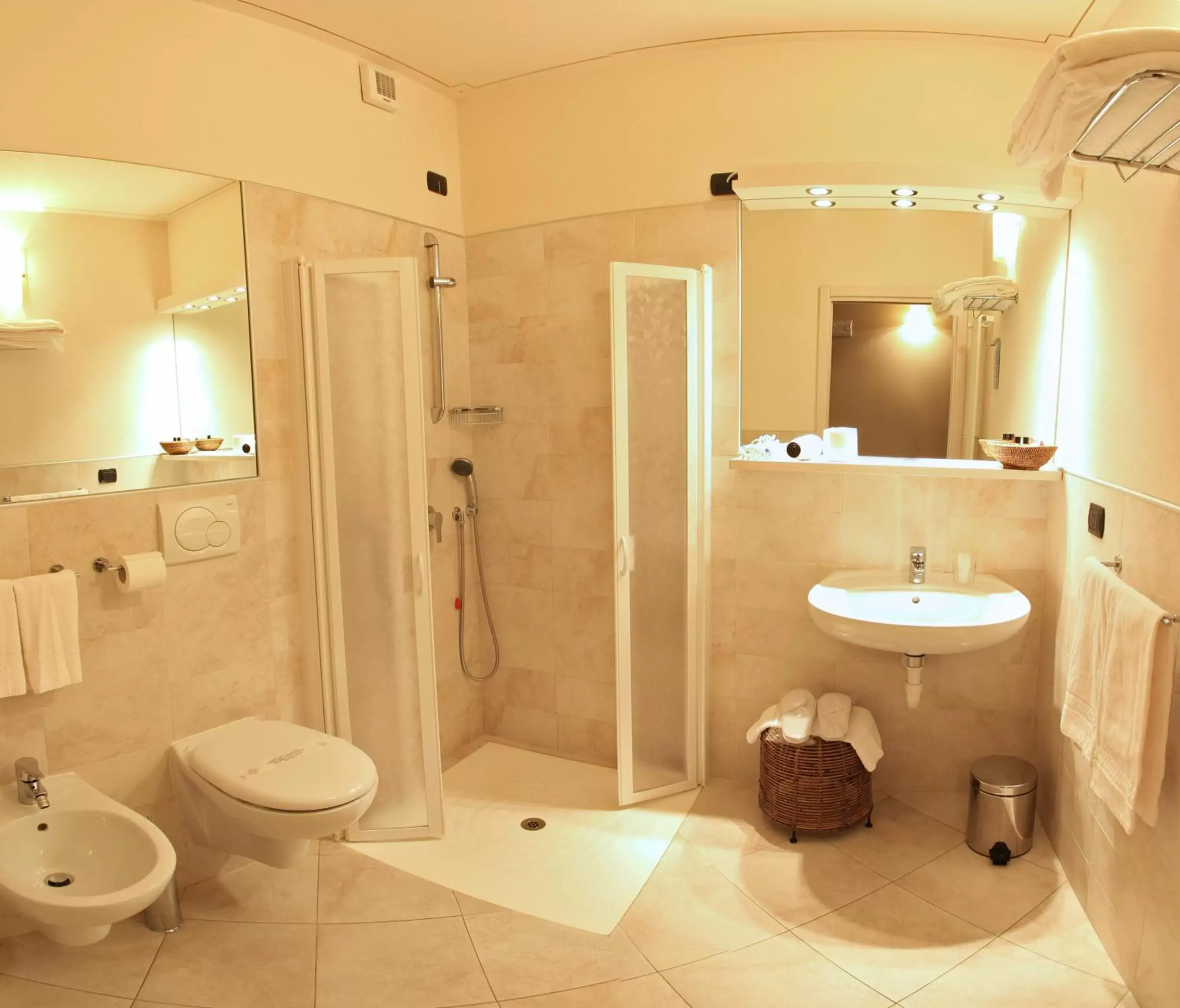 Shower, Bathroom in Albergo della Ceramica