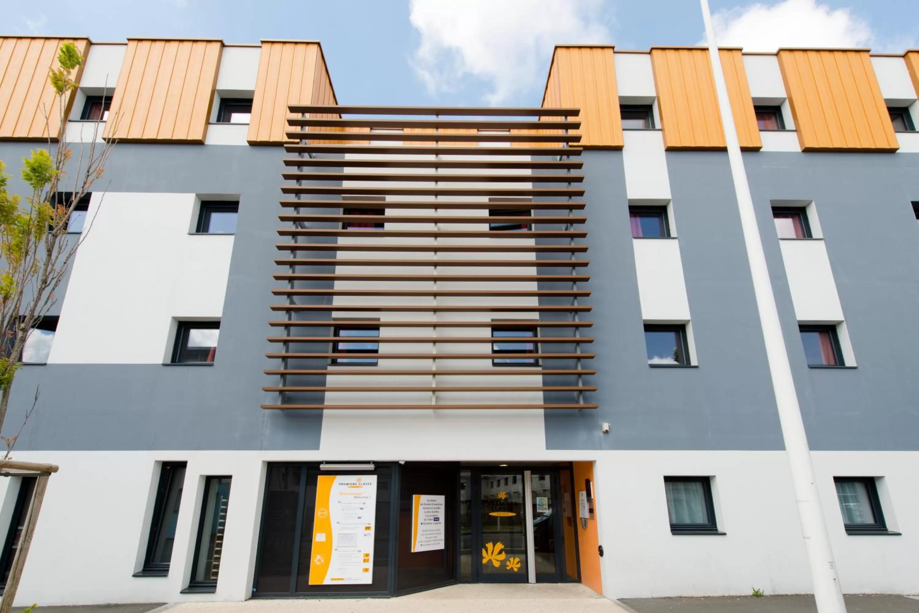 Property building in Hôtel Eco La Rochelle Centre les Minimes