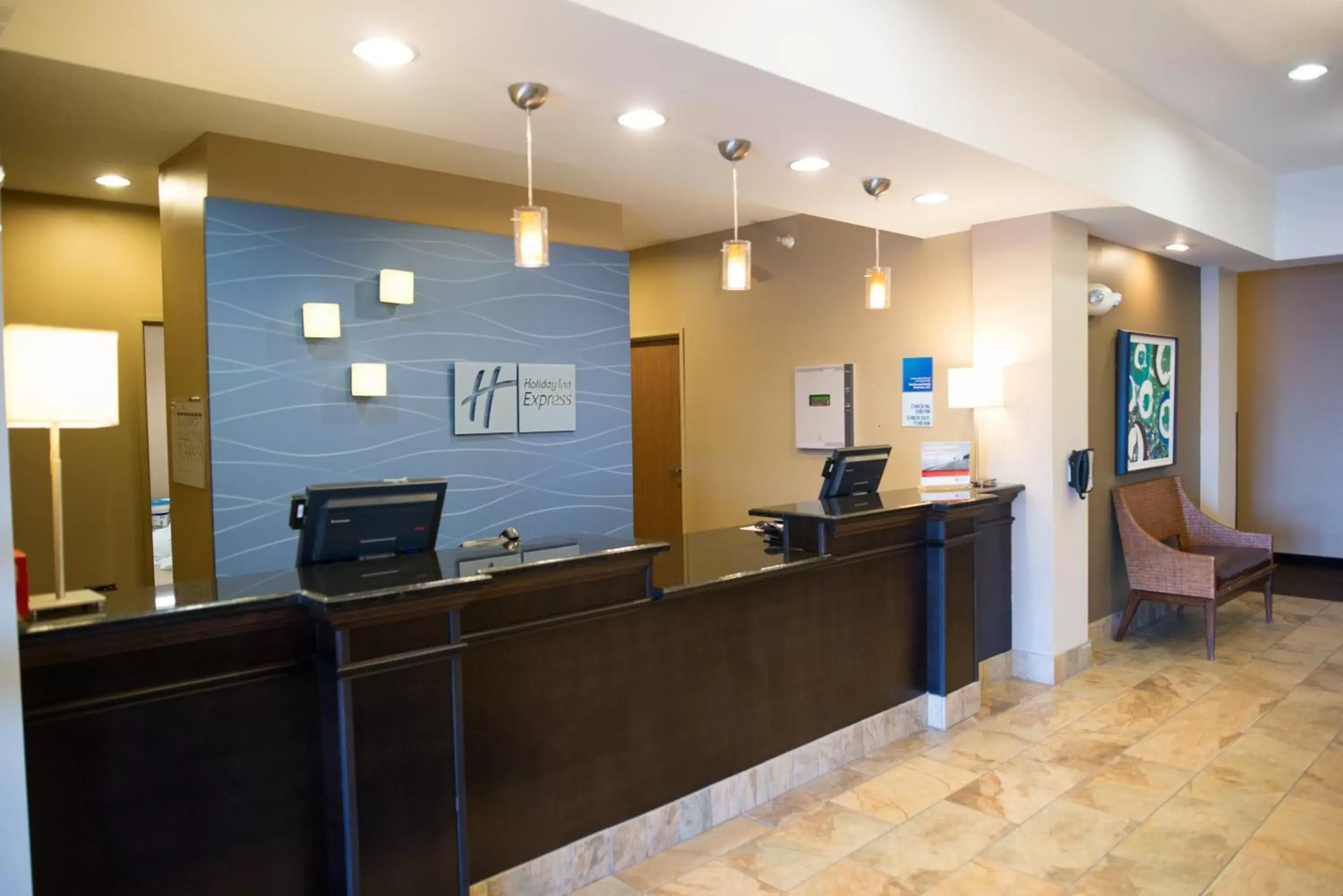 Property building, Lobby/Reception in Holiday Inn Express & Suites Northwood